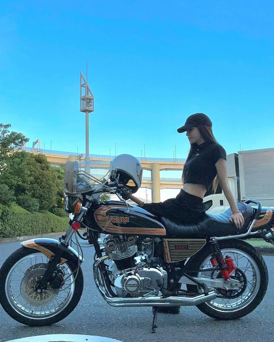 REINAのインスタグラム：「ツーリング帰りの大黒🏍️  マフラー左出しー！ あとBEETの三又カバーと タロッティのスタビもついたのです🩵  今月もう少し進化するんだー✌️  #ぼくのなつやすみ  #gs400 #ツーリング #ツーリング記録 #大黒 #大黒pa #バイク女子 #旧車女子 #女子ライダー #旧車 #旧車バイク #エンジンoh #beet #バイクライフ #バイクカスタム」