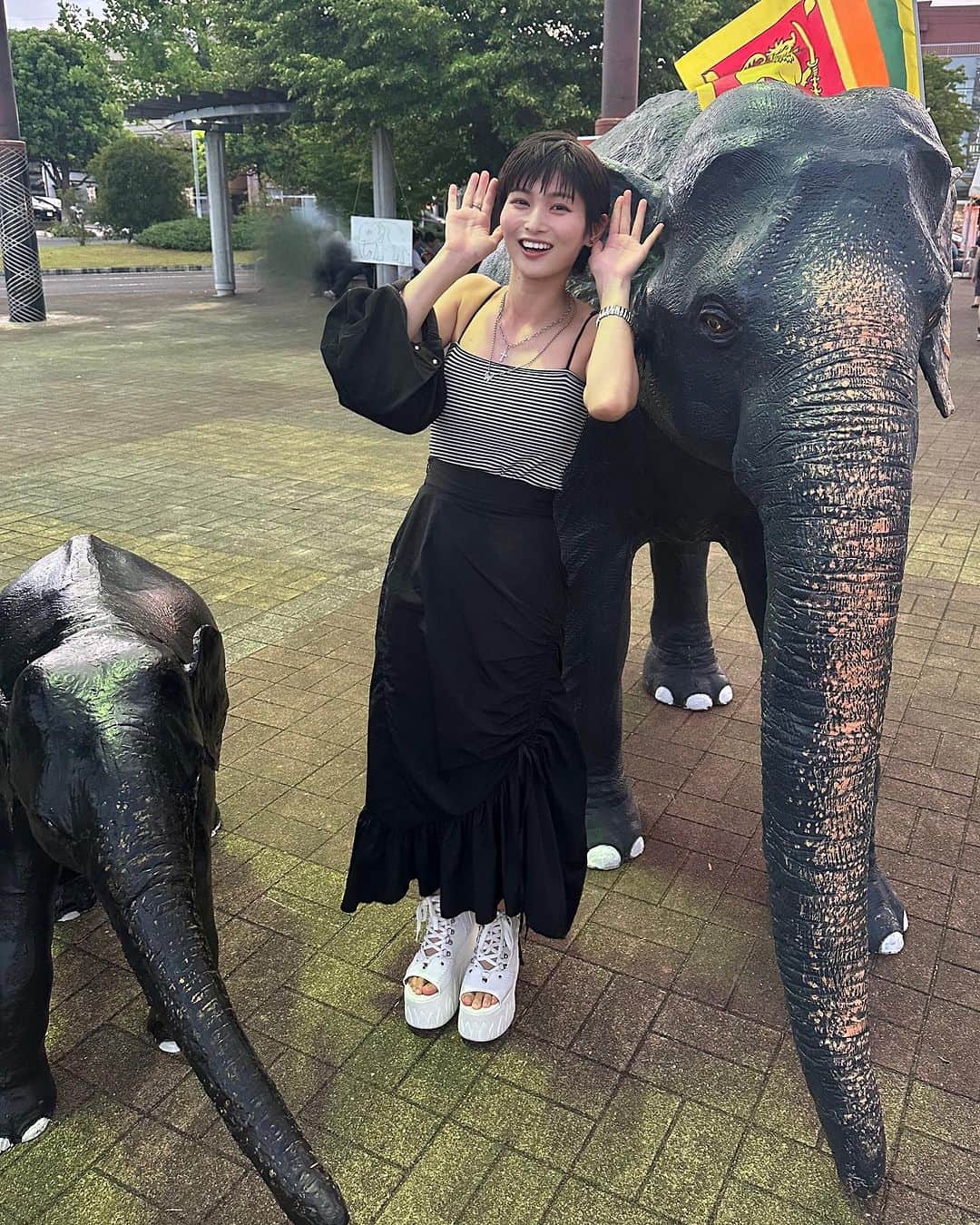 大島璃乃さんのインスタグラム写真 - (大島璃乃Instagram)「桐生帰ったときの思い出たち🫶 ①炭火焼TORAさんの作業場の壁激かわ❤️‍🔥 屋上にもお邪魔させていただきありがとうございました🙇‍♀️ ②帰ったら必ず行くひきち食堂さん🏖️ ③桐生駅前でゾウさん親子発見⁉️🐘 ④初めての原液ココナッツジュース🥥 ⑤店主の着てたTシャツナイキのマークが コーヒ豆なのかわいかった🫘NORRY’S COFFEE ☕️  ⑥HI/DINER さんのわんちゃんふわふわ🐶 ⑦父と乾杯🍻 ⑧父と一緒にDJイベント🎧 ⑨高校時代のお友達とお出かけ🎶 いつも運転ありがとう🚗 ①⓪ひさびさポテトうま過ぎる🍟  桐生のみんなあたたかい❤️‍🔥 いつも応援ありがとうございます😊 また帰ったときはお邪魔しまーす！！！  #群馬 #群馬観光 #群馬グルメ  #桐生 #桐生市 #炭火焼きtora #ひきち食堂  #桐生駅 #norryscoffee #コーヒー  #桐生カフェ #hidiner #乾杯 #ビール  #dj #djイベント #コナズ珈琲 #カフェ  #gunma #kiryu」8月17日 21時36分 - oisland_rino25