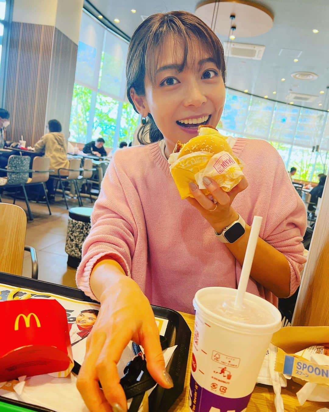 相武紗季のインスタグラム：「そしてだーいぶ前に息子に激写されたランチ🍔たまにはね、、と言いつつこの夏休みはたくさんお世話になりました🍔🙏✨✨✨」