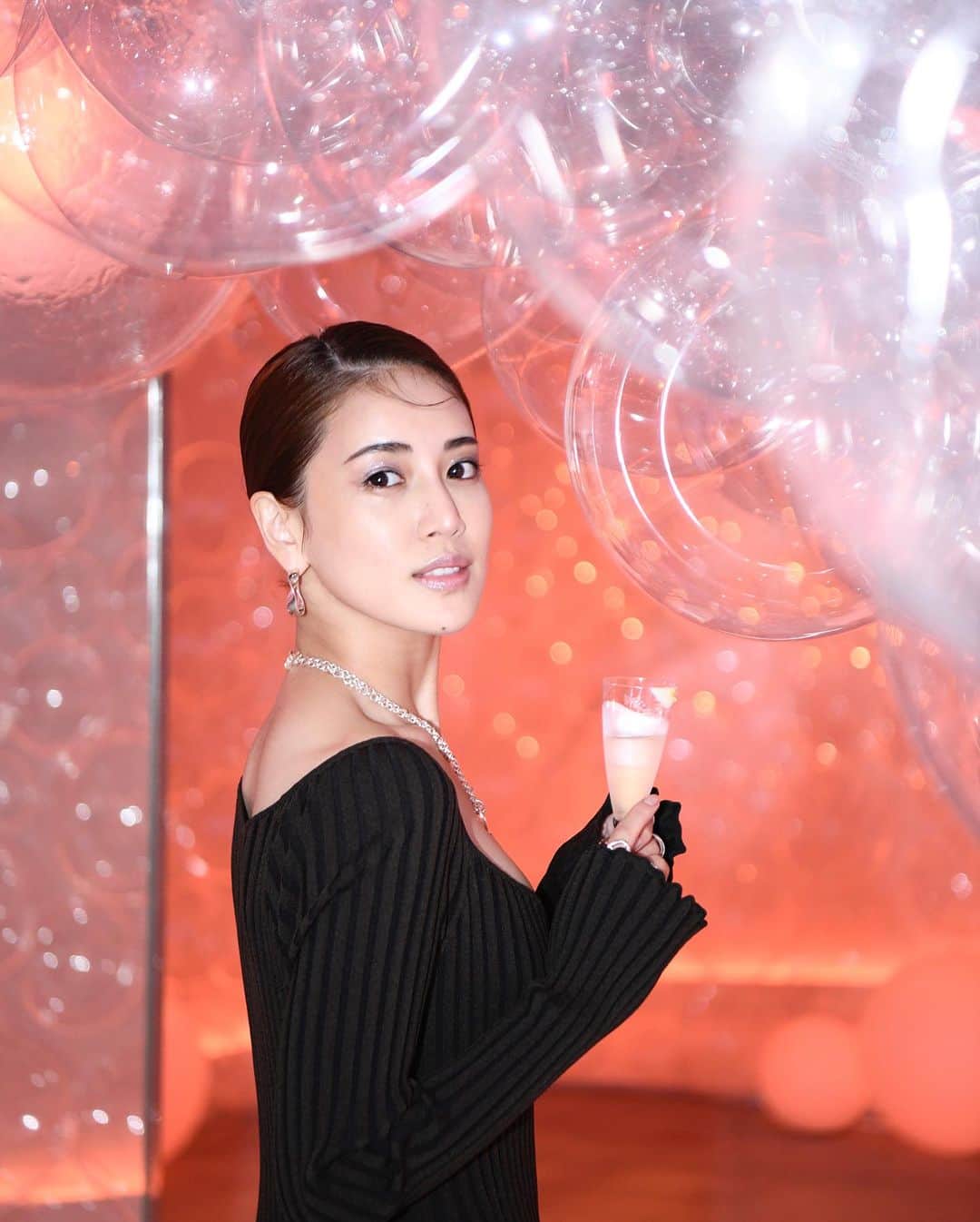 藤井夏恋のインスタグラム：「誕生から10周年を迎える美容液「ル・セラム」のPOPUPイベント『輝きの原点にもどる鍵』に参加させていただきました！  クレ・ド・ポー ボーテが40年以上も肌細胞研究をしていることを初めて知りました。✨ ル・セラムは使ったことがあったのですが、改めて良さを実感し、肌の知性を更に高めていきたいと思いました💎  『輝きの原点にもどる鍵』というコンセプトの通り、会場のナレーションを聞きながら体験を進んでいく中で 自分と向き合えて、自信が湧いてくるイベントだったので、是非沢山の方に足を運んでいただきたいです。✨  POPUPイベントは 2023年8月18日(金)〜8月27日(日)まで、 事前予約制として開催しているみたいなので 是非行ってみてくださいね！  @cledepeaubeaute #クレドポーボーテ #ルセラム #細胞からはじまる輝き #pr」
