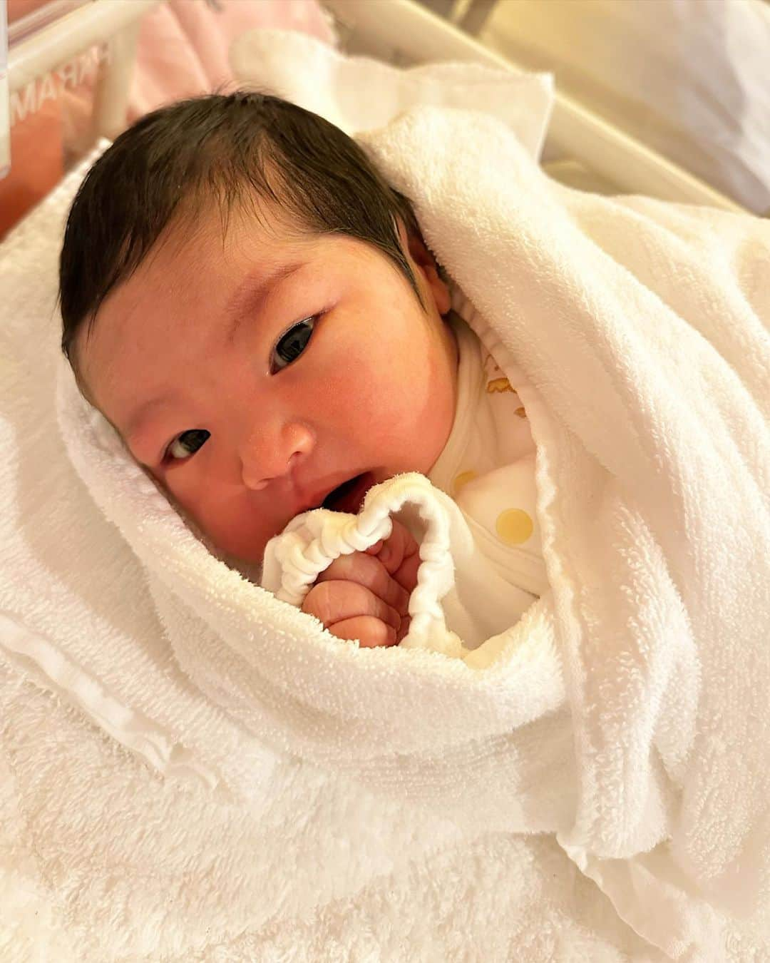 吉井絵梨子さんのインスタグラム写真 - (吉井絵梨子Instagram)「生後2日👶 いまだに、少し前までお腹の中にいたのが不思議な感じがします。 どんな子になるのかなぁ  主人は、”あらん”って間違えて呼んでいます  #bigsister #babygirl  #新生児 #成長記録 #生後2日」8月17日 21時44分 - supermamaeriko