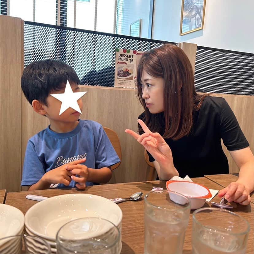 室谷香菜子さんのインスタグラム写真 - (室谷香菜子Instagram)「「2回だけだよ」 「チョキ出すからね」 「爪、伸びたかな？」  さて、どんな会話をしていたのか☺️🤤  #地元愛 #高校時代の親友撮影 #ランチ中 #夏の思い出 #5歳男の子 #男の子のママ #5歳 #男の子 #保育園ママ #子育てママ #子育てあるある」8月17日 21時45分 - hbc_muroyakanako