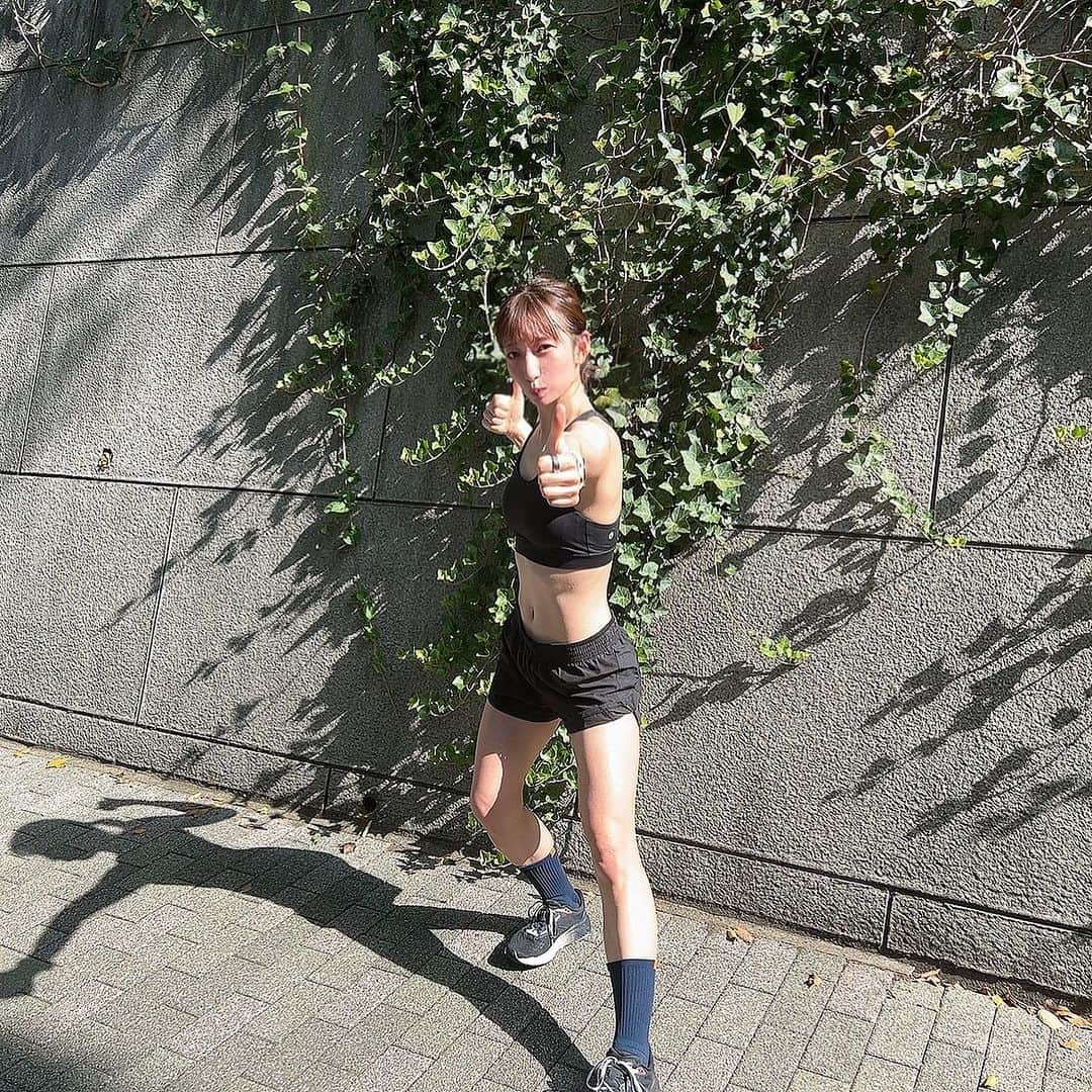 のインスタグラム：「減量してても走ります🏃‍♀️🔥  うのぱつラントレ！  7:00から眠い目を擦って走るのが意外と気持ちいい✨  200*12を久しぶりにやりました！  設定は40secくらいだったけど、あべ37〜8でいけたので減量中でエネルギーないなりに頑張った！笑  でもうのぱつ前は炭水化物が摂れるので（というか食べないとまじ走れない笑）幸せです🤤💖  日焼けが気になるお年頃なので練習中は脱ぐけど移動中は脱がないスタイルで行くことにしたよ🤭  最近は、めっちゃ速い人もいるけどこれからフルマラソン完走したいっていう方も継続的に頑張って参加してくれていて、私も頑張ろううううっていうか切磋琢磨していこうぜええええって気持ちになれるから嬉しいんだ！  頑張る人を全力で応援したい！！！！！💪　  次回は8/30 19:30〜です！ 早起きできないねぼすけさん大集合ですよ！笑  #うのぱつラントレ」