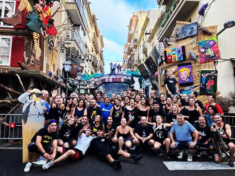 Alb Barcelona Football Academyさんのインスタグラム写真 - (Alb Barcelona Football AcademyInstagram)「バルセロナ夏の風物詩🍉グラシア祭り🪅 約1週間もの間開催されます😳  グラシア祭りの見どころは、約20もの通りや広場、そして建物が色鮮やかな装飾で埋め尽くされるストリートアート🎨  11期生たちはこのストリートアートの準備をお手伝い🤝 バルセロナに来てまだ間もないですが、早速地元の人をはじめ多くの方々と交流を深めました！  #albirex_b #アルビレックス新潟 #バルセロナ #アルビレックス新潟バルセロナ  #アルビバルセロナ #サッカー #留学 #スポーツビジネス #指導者 #スペイン #スペイン語 #海外 #アルビレックス新潟シンガポール #albirex_s #サッカー業界 #スポーツ業界  #インターンシップ #インターン」8月17日 21時48分 - albirex_barcelona