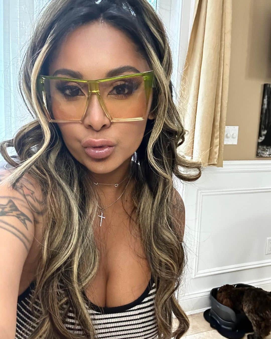 ニコール・ ポリッツィのインスタグラム：「MAWMA’S READY FOR THE WEEKEND🍷 #snookishades  💄: @makeup_cara  🪮: @joeycamasta」