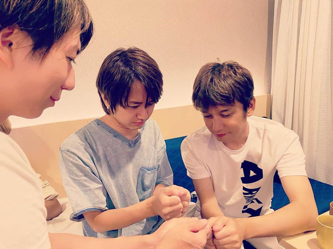 田中純弥さんのインスタグラム写真 - (田中純弥Instagram)「個展イベント1日目の思い出✨ イベントの後に、たき川旅館さんで軽く飲んでからのホテルの部屋飲みへ😊  皆の部屋が違うから4部屋くらい移動した笑🤣  最後の写真はぐったりの野中🤣 次の日の朝、倉庫でもぐったりしてた笑🤣 いやーほんと楽しかったなー🤣  たき川旅館さんや、イベント配信の様子はまた明日にでも😊 ありがとうー✨  #田中純弥アート展 #部屋飲みは楽しかったりする」8月17日 21時50分 - junya_tanaka713