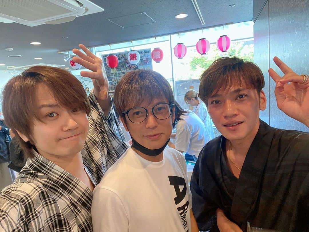 田中純弥のインスタグラム：「個展イベント1日目の思い出✨ イベントの後に、たき川旅館さんで軽く飲んでからのホテルの部屋飲みへ😊  皆の部屋が違うから4部屋くらい移動した笑🤣  最後の写真はぐったりの野中🤣 次の日の朝、倉庫でもぐったりしてた笑🤣 いやーほんと楽しかったなー🤣  たき川旅館さんや、イベント配信の様子はまた明日にでも😊 ありがとうー✨  #田中純弥アート展 #部屋飲みは楽しかったりする」
