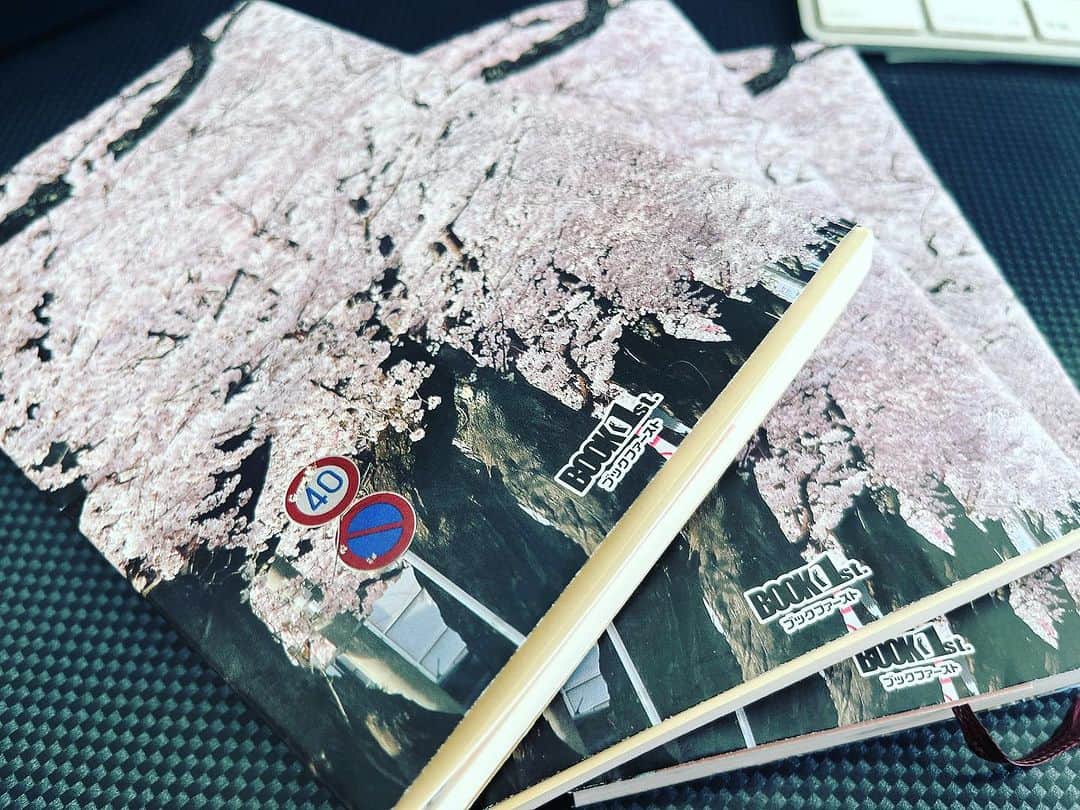 のインスタグラム：「前から読みたかった小説をようやく購入。 書店に行って買う事自体もかなり久しぶり。  子供の頃は夏休みに母と図書館行くのが好きだったし結構本は読んでたんだけどねー。  電子書籍の時代になってからあまり読まなくなってしまったなぁ。 週末の新幹線で読もうかな。  何を買ったかは面白かったら教えてあげるかも。  #本 #book #夏休み」