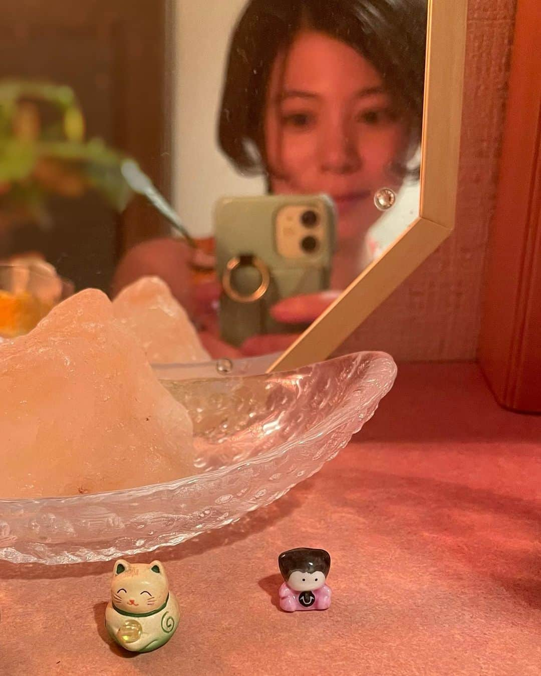 桜木梨奈さんのインスタグラム写真 - (桜木梨奈Instagram)「実家の玄関にいるお守りちゃん達。  玉を持つ猫ちゃん。  そして、たしか子供の頃、飛騨高山に旅行した時に買ってもらったさるぼぼちゃん。  ピンク(恋愛運)の他に緑(健康運)金(金運)の子もいます(笑)  さるぼぼって飛騨発祥だけど、美濃地方でも自然と生活の中におる気がする。 改めて、かわいい🐒💕  #さるぼぼ  #御守り  #岐阜 #飛騨高山 #美濃焼 ？」8月17日 12時55分 - rina_sakuragi