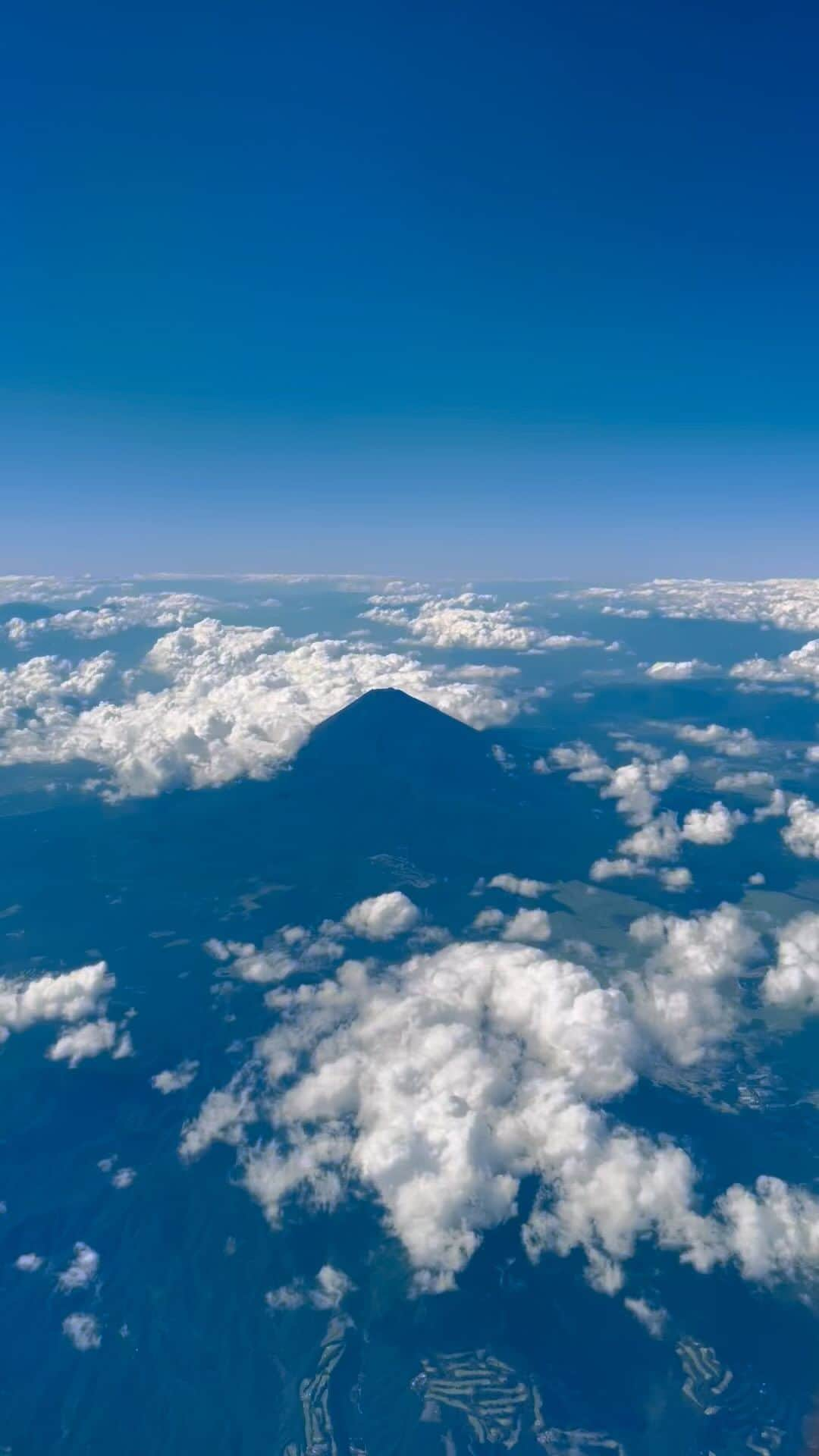 マイケル富岡のインスタグラム：「上空より夏の富士山…本日も沢山の登山者で混雑してるんだろうな…山の天候は変わりやすいので富士登山を計画される場合はこれでもかとしっかり準備を〜そして無理のない登山を♡ #mtfuji #fujilove #富士山 #上空 #芸能登山部 #worldheritage #actor #actorslife #love #nature #マイケル富岡 #俳優 #タレント」