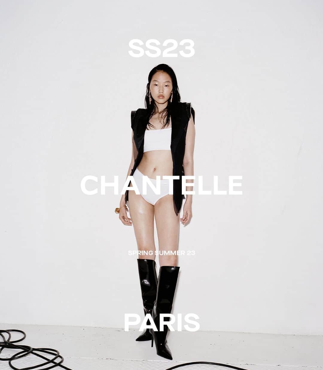 のインスタグラム：「PENG — FOR CHANTELLE SPRING-SUMMER 2023 COLLECTION. PHOTOGRAPHED BY RENAUD CAMBUZAT. PARIS, FRANCE.  @cchang_____ is wearing the "Cotton Confort" Wirefree Bra and Full Brief in white. Avaiable on Chantelle.com  #Chantelle #ChantelleParis」