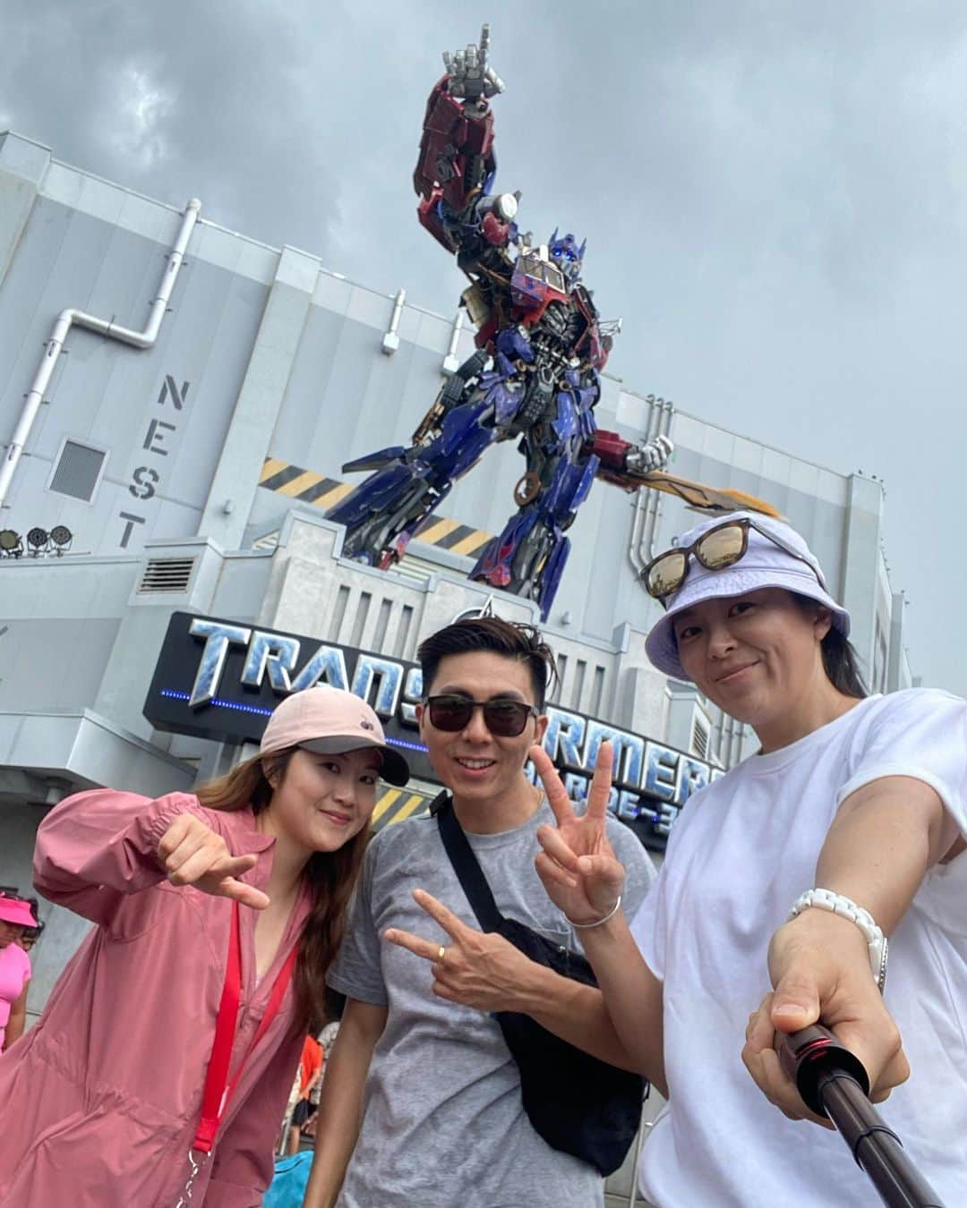 ハー・ミジョンさんのインスタグラム写真 - (ハー・ミジョンInstagram)「땀 줄줄 비 줄줄. 그래도 재밌었다😬 #orlando #universalstudios #islandofadventure」8月17日 13時00分 - mi_jung1205