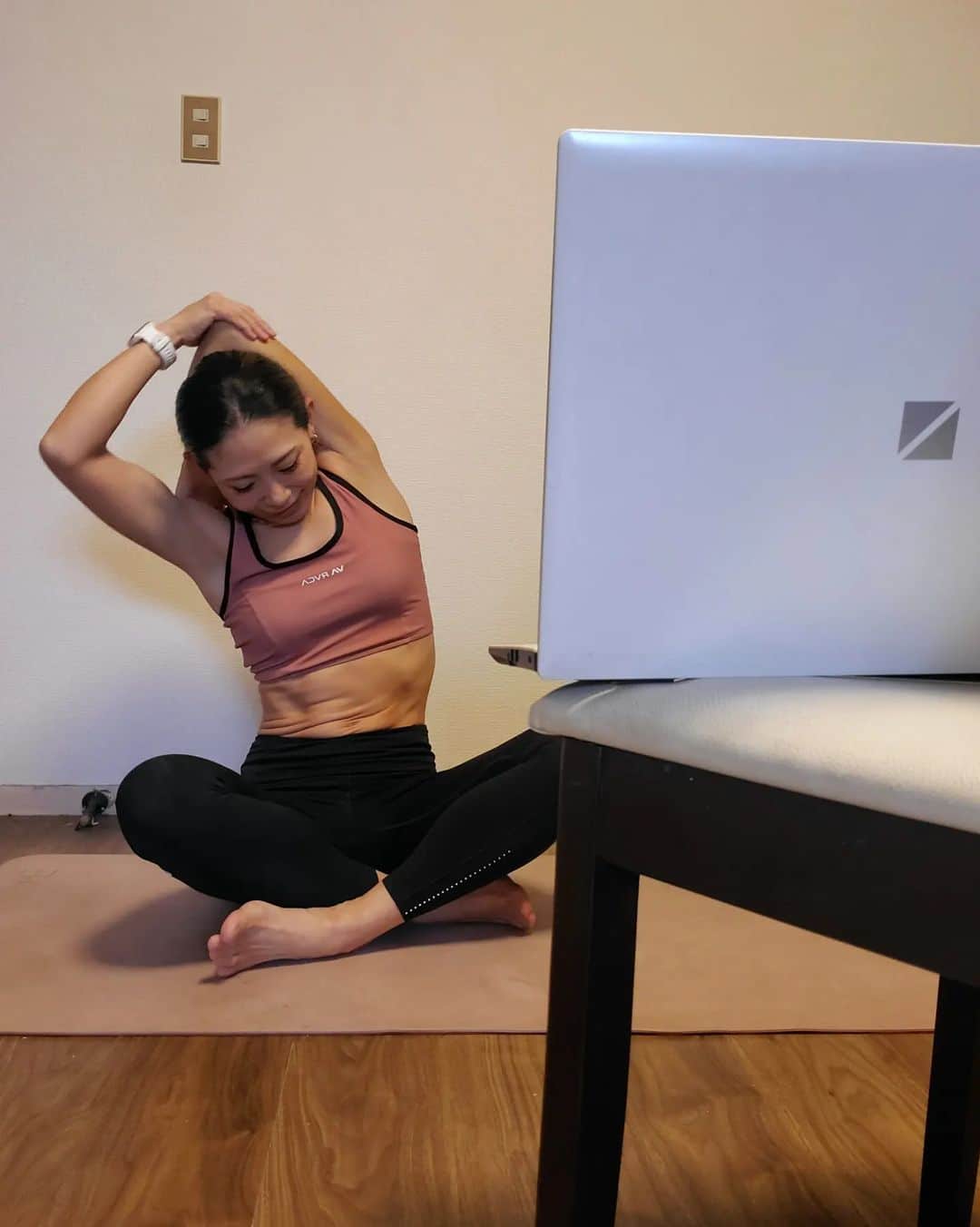 杏奈のインスタグラム：「オンラインレッスン中や、日々のRunning、イベントレッスン、野外レッスン、私の生活にはSpotifyでの音楽がかかせません❤️‍🔥❤️‍🔥❤️‍🔥 Spotifyは世界最大級のオーディオストリーミングサービス。 Spotifyにはずっと無料でも使えるフリープランと有料のプレミアムプランがありますが、私が契約してるプレミアムプランは月々980円で広告ナシ、好きな曲を好きな順で聴ける（オンデマンド、スキップ無制限）、高音質、 ダウンロードしてオフライン再生ができる（飛行機の中でも聴ける）←これ本当に便利✨  広告付きのランダム再生が気にならなければ、フル再生できる無料プランで十分楽しめると思います🙆‍♀ 私がSpotifyを使っている理由は、何よりまず携帯がAndroidだから笑😇とぉぉーーーっても使いやすくて、レコメン機能がよく、プレイリストが充実していたり、私の好みに合わせて定期的にオススメしてくれるとか本当に愛しくて可愛過ぎます🥰🤍気に入った曲をすぐにSNSでシェアしやすいもポイント。 2023年SpotifyのTVCMのメッセージに「その一曲に、救われる一日がある。」「その一曲に、背中を押される一日がある。」とありますが、本当にその一曲で私は自分を奮い立たせる事が出来ています。 言葉に表せない気持ちや風景をその一曲が代弁したり思い出させてくれたり。 誰かの可能性を見つけた時や、見たことの無い景色を自分の力で手に入れた時のように、その時のそんな風景を思い出させてくれるような、前に進むきっかけをくれる曲と出会えた時のわくわくをSpotifyでもっとたくさん味わいたいと思います😊♬✨ 9/12までプレミアムプラン初回3ヶ月無料（通常は１か月） 是非是非チェックしてみてください🙂 #SpotifyPartner #pr」