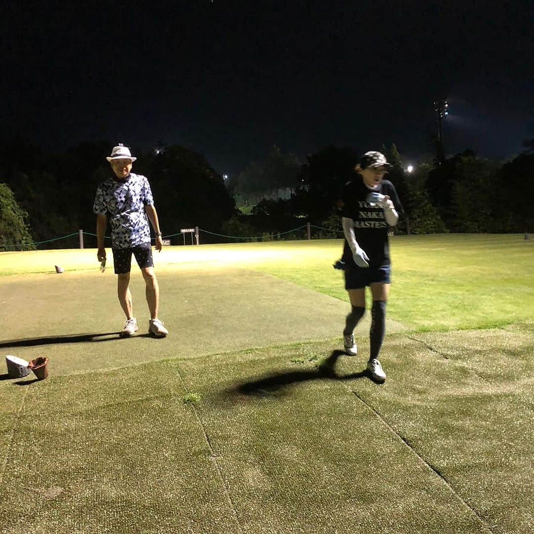 西尾夕紀さんのインスタグラム写真 - (西尾夕紀Instagram)「梶さん沖縄からお帰りなさい⛳️  久々に仲間が集まって ナイター⛳️行って来た！！  前半涼しくて夏のゴルフって ナイターもありだね！！って 思いながらラウンドしてたら…  残り5ホールくらいから 一気に外が暗くなってき ボールも落ちどころが 見えづらく…😖 見つけづらく…😫  そして… ライトに集まる むっ！？😖虫たちの集団と 戦いながらのラウンドでした😥  一緒にラウンドした 栗田けんじさん、瀬尾さん 井上信央さんご指導頂き有難う ございました♡  YUICHIRO君、亮太君 お疲れ様でした！！  夜は亀戸韓国料理屋さん 「一品」にて軽く乾杯🍻 いつもみずほちゃんありがとう😊  また、夏のゴルフ⛳️ みんなで楽しみましょーね🤭 #愉快な仲間達 #ナイターゴルフ #市原ゴルフクラブ柿の木台コース  #栗田けんじ さん #YUICHIRO さん」8月17日 13時01分 - yuki_nishio_