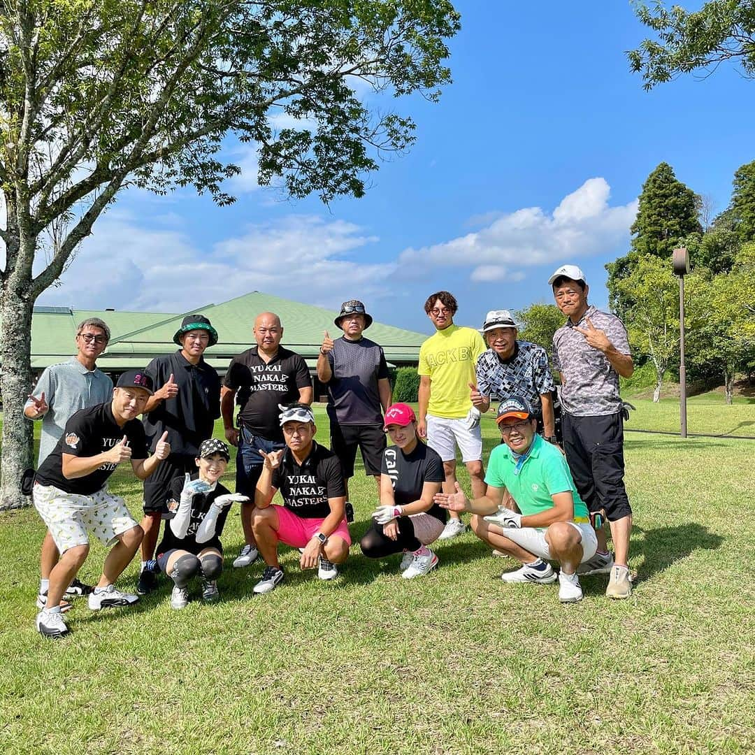 西尾夕紀のインスタグラム：「梶さん沖縄からお帰りなさい⛳️  久々に仲間が集まって ナイター⛳️行って来た！！  前半涼しくて夏のゴルフって ナイターもありだね！！って 思いながらラウンドしてたら…  残り5ホールくらいから 一気に外が暗くなってき ボールも落ちどころが 見えづらく…😖 見つけづらく…😫  そして… ライトに集まる むっ！？😖虫たちの集団と 戦いながらのラウンドでした😥  一緒にラウンドした 栗田けんじさん、瀬尾さん 井上信央さんご指導頂き有難う ございました♡  YUICHIRO君、亮太君 お疲れ様でした！！  夜は亀戸韓国料理屋さん 「一品」にて軽く乾杯🍻 いつもみずほちゃんありがとう😊  また、夏のゴルフ⛳️ みんなで楽しみましょーね🤭 #愉快な仲間達 #ナイターゴルフ #市原ゴルフクラブ柿の木台コース  #栗田けんじ さん #YUICHIRO さん」