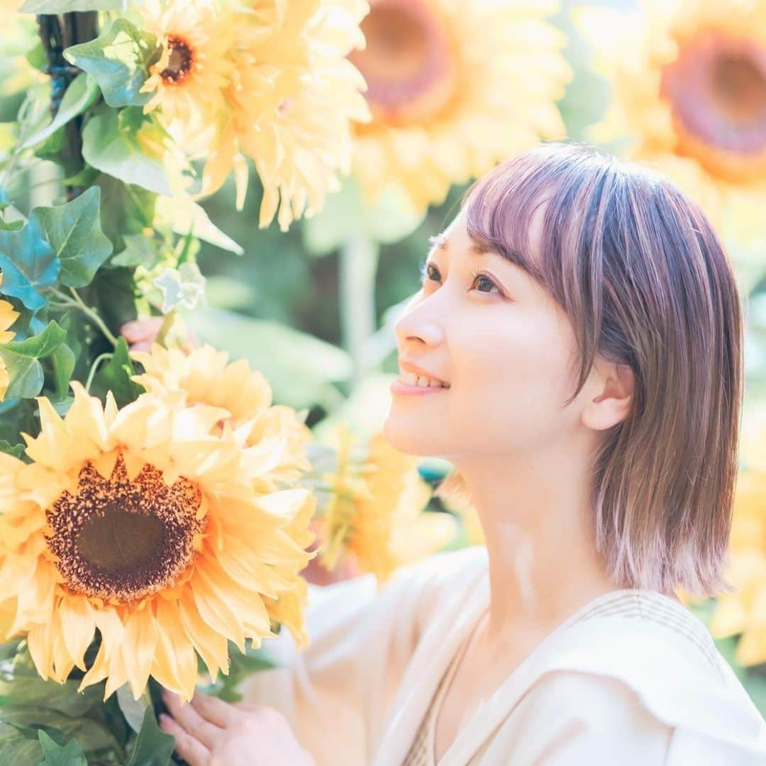 白井美帆さんのインスタグラム写真 - (白井美帆Instagram)「ひまわり🌻 伊藤さんと大名古屋で打ち合わせをしていたので、7階で写真撮ろう！となり急遽このラフすぎる格好で撮ってもらいました😆 @itokenjapan  滞在時間3分ほど さすがです伊藤さん  #大名古屋びるぢんぐ」8月17日 13時24分 - shirai_miho77