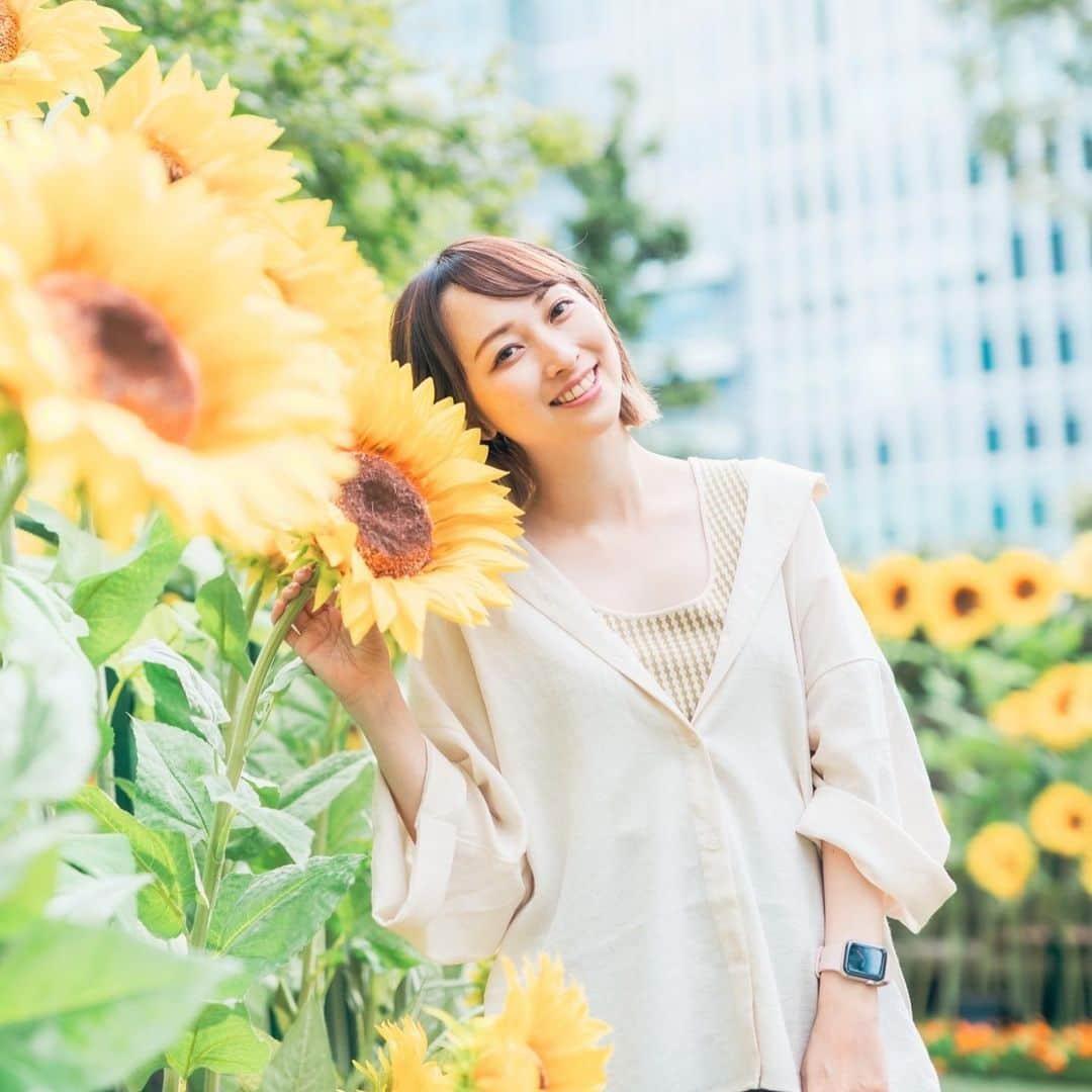 白井美帆さんのインスタグラム写真 - (白井美帆Instagram)「ひまわり🌻 伊藤さんと大名古屋で打ち合わせをしていたので、7階で写真撮ろう！となり急遽このラフすぎる格好で撮ってもらいました😆 @itokenjapan  滞在時間3分ほど さすがです伊藤さん  #大名古屋びるぢんぐ」8月17日 13時24分 - shirai_miho77