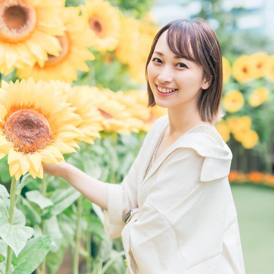 白井美帆さんのインスタグラム写真 - (白井美帆Instagram)「ひまわり🌻 伊藤さんと大名古屋で打ち合わせをしていたので、7階で写真撮ろう！となり急遽このラフすぎる格好で撮ってもらいました😆 @itokenjapan  滞在時間3分ほど さすがです伊藤さん  #大名古屋びるぢんぐ」8月17日 13時24分 - shirai_miho77