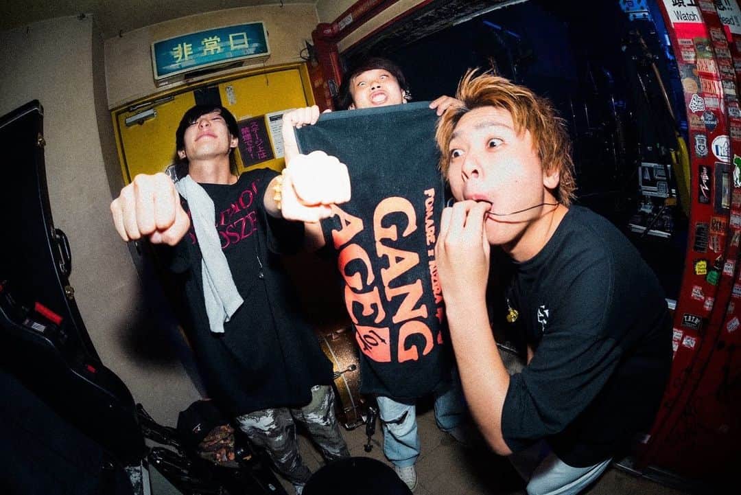 のインスタグラム：「2023.8.16  FOMARE x KUZIRA split tour "Gang Age”tour  金沢 vanvan V4  THANK YOU！！  🤜🤛  photo by @_hbworks   #FOMARE #KUZIRA #GangAge」