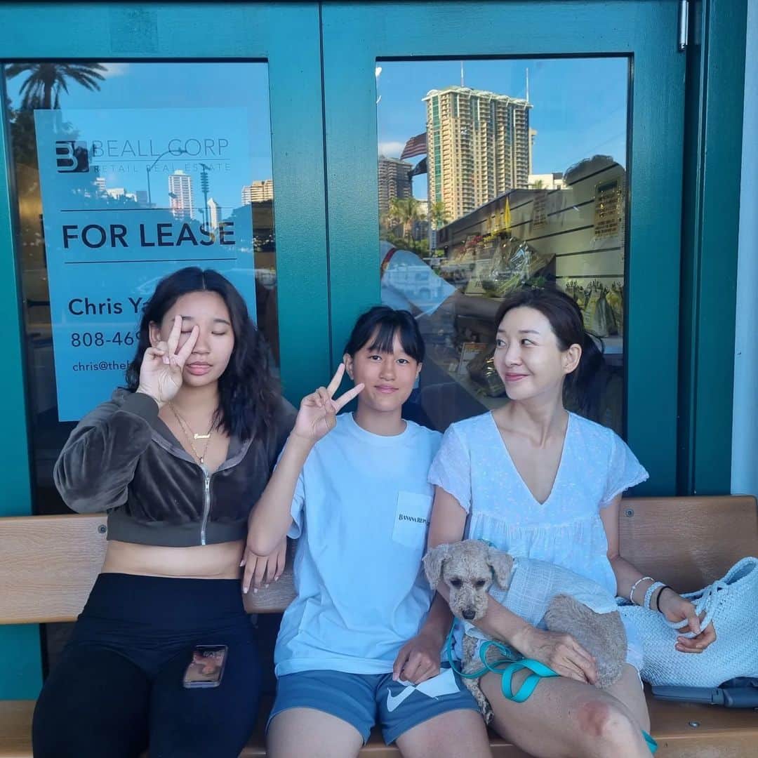 イ・アヒョンのインスタグラム：「하와이 우리 묵던  호텔 말그대로 옆 옆 건물에  줄서먹는 식당이  있더랬어요. 열심히  줄섰다가  입장할라치니.. dogs are not allowed..라고... 나랑 루씨는 호텔로 다시 돌아와서 밥이랑 반찬 먹었답니다.  #Eggs and the thing #hawaii맛집」