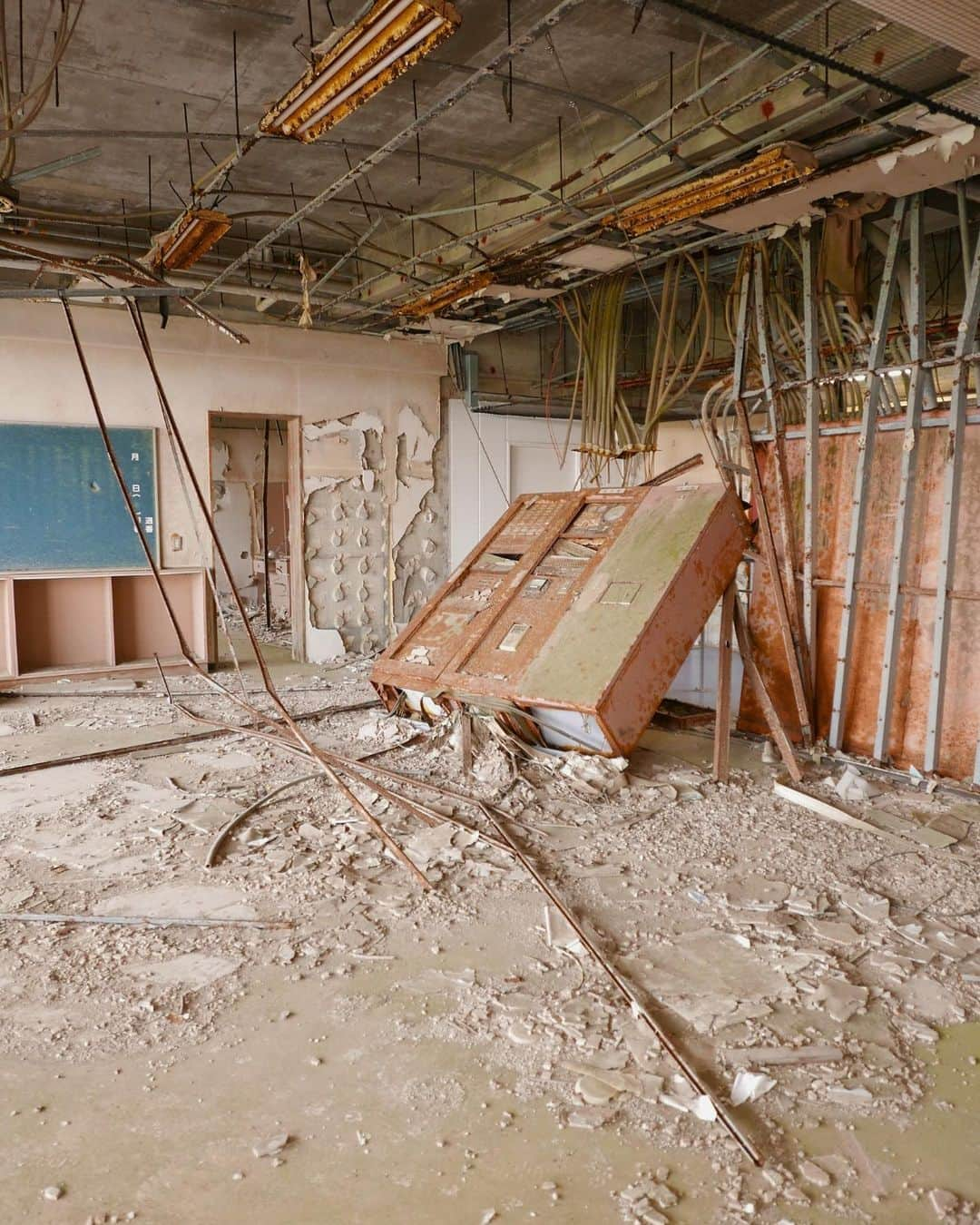 Rediscover Fukushimaのインスタグラム：「Step inside the Ukedo Elementary School building and you’ll find dark walls, hanging cables, and rubble. Yet, many call this place miraculous. While the building reflects the painful story of a disaster, it also stands as an enduring symbol of hope.  📍The remains of the Ukedo Elementary School (震災遺構浪江町立請戸小学校) are in Namie Town, in the coastal area of Fukushima.  Teachers at the school, located 300 meters from the ocean, swiftly and safely evacuated all students just in time before the towering tsunami waves engulfed the area on March 11, 2011.  The school building sustained great damage, but it did not collapse. Residents asked for it to be preserved as a testimony of the destruction of the disaster, and today it stands as a symbol of the community of Ukedo.  Visitors can see the remnants of the school, which remain largely untouched, with debris, broken floors, smashed objects, and collapsed furniture.   🌐 Signs are in Japanese, but you can scan a QR code at the entrance and access the explanations in English on your phone (Wifi is available onsite).   🎧 Until December 31st, 2023, you can access a free audio guide on your phone from the Hamadori Coastal Area website (you will also find their QR code at the entrance).  🎟️General Admission is 300 yen.  ℹ️ We have recently posted a Visitor’s Guide to the Ukedo Elementary School on our website (link in stories) covering the story of the school, access information, and advice for visitors.  If you have already visited this school, please let us know your impressions in the comments.  #fukushima #visitfukushima #ukedo #ukedoelementaryschool #namie #namietown #visitjapanjp #meaningfultourism #meaningfultravel #visittohoku #hamadori #tohokutrip #educationaltravel #311」