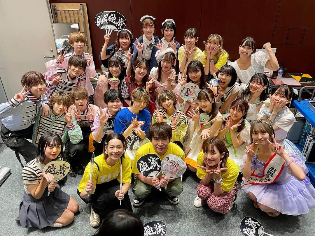 弘松菜摘さんのインスタグラム写真 - (弘松菜摘Instagram)「⁡ ⁡ TOKYO IDOL FESTIVAL 2023 #スナックうめこ ⁡ 出演させて頂きました！ 会場に来てくださった皆様 配信みてくださった皆様 ありがとうございました😊✨ ⁡ ⁡ メンテナンス25号として 毎年呼んでいただけて本当に感謝です…😭✨ メンテナンスは今200人？！くらいになったので 今年こそはメンテナンスフェス!!!の開催を 祈っております🥺🧡 ⁡ 大好きな皆様と💖 さかっちさん、うめ子さん ゆみちぃさん、関汰くん ふうちゃん、空ちゃん またのせます🫶  #TIF2023 #idol #スナックうめ子」8月17日 13時26分 - choroo930