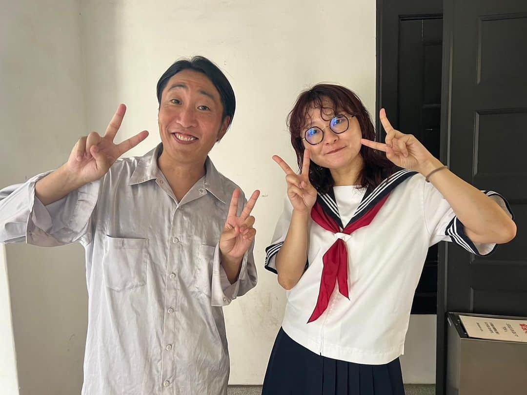 ゆってぃのインスタグラム：「✌️✌️✌️  朝イチから事務所の後輩の吉住と一緒でした。吉住が他の芸人さんと仲良く喋ってて、父の様な感覚に陥りました。  #ゆってぃ #ワカチコ #人力舎 #吉住 #セーラー服とアルミホイル」