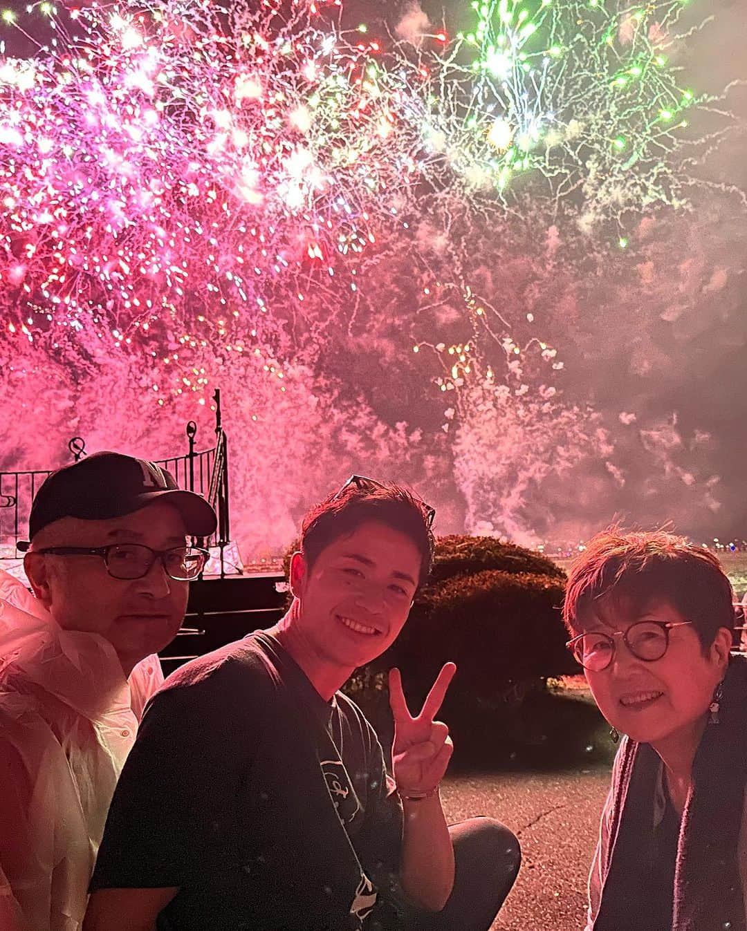 藤森慎吾さんのインスタグラム写真 - (藤森慎吾Instagram)「夏休み 実家で4年ぶりの諏訪湖花火大会を両親と見てきましたー  6~9枚目は同級生の @ks.suwa が撮ってくれました！！賞もとったことのある凄腕カメラマンです そして、花火の打ち上げ台の足場も同級生が組んだりと同い年が大活躍です  諏訪湖花火大会は毎年8/15に開催してます！来たことある方もまだの方も来年是非お越しくださいませ🙇  この様子は近日YouTubeにて公開します！ 東京からゲストをお招きして押忍しました！」8月17日 13時45分 - fujimori_shingo0317