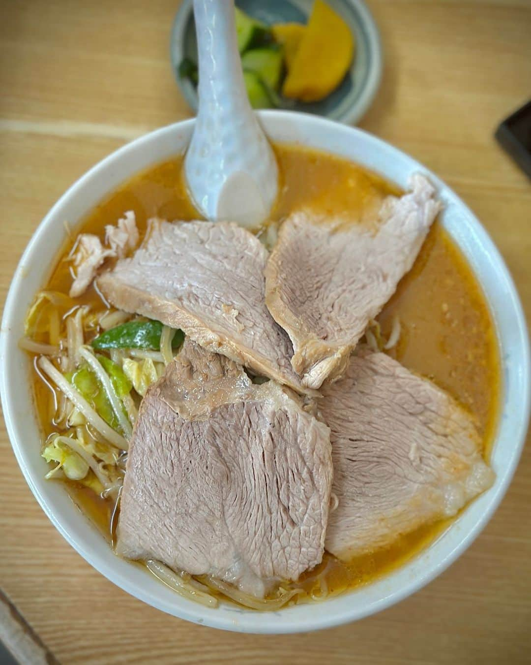 d-iZeさんのインスタグラム写真 - (d-iZeInstagram)「#青森おじさんぽ  みそラーメンの店 峰／弘前市  ジョニーが弘前に来て ジョニーの新しいアルバム作り合宿中。 合間にライブやラジオ出演もあり かなり詰め込みな1週間なので パワーのつくものを！  弘前は味噌ラーメンのレベルも めちゃくちゃ高い！ その中でも自分的御三家は 中みそ、だるまや、そしてここ峰。 ※もちろん異論は認めます ※もちろんANEKKOの味噌ラーメン最高  僕のあげた三つの味噌ラーメンは ▪︎ニンニクしょうがはしっかり目 ▪︎甘みが強い という、弘前の味噌ラーメンの特徴を しっかり抑えてる3店。 峰は、みんなお馴染み 手打ち味噌チャーシュー一択なわけです。  ※たまに峰でラーメンとか ワンタンメン食べてる人いるけど 逆に味噌ラーメンの誘惑に勝って 一度食べてみたい！って思う。 弟は峰のラーメン好きらしい。  お盆時期なのもあって 大混雑でしたが 並んででも食べたい峰のラーメン。 一緒についてくる漬物もいいよね。  麺は中太ちぢれ麺で 脂がしっかり目のスープと相性抜群。 チャーシューもボリュームだけじゃない しっかり旨みがあって食べ応え最高。 食った後、口臭気になるとか言わず がっつりパワーつけたい日はこれに限るよね。  ジョニーも大層気に入ってくれて また連れてこようと思いました。 あー美味かった...もう食べたい。  #味噌ラーメン #みそラーメン #峰 #みそラーメンの店峰 #ラーメン #弘前 #弘前グルメ #弘前ランチ  #青森グルメ #青森ラーメン #aomori #峰の漫画のラインナップも秀逸 #ラーメン屋のうまさと漫画のセンスは比例する気がする #はじめの一歩は絶対あって欲しい」8月17日 13時48分 - dize1104