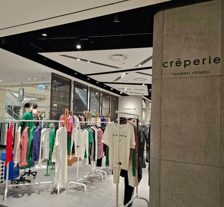 TSUMORI CHISATO Officialのインスタグラム：「【crêperie POP UP SHOP in韓国】  みなさん、こんにちは! ただ今crêperieは韓国でイベントを開催中です。 韓国にお住まいの方、ご旅行中の方などなど、ぜひお立ち寄りください!  場所：韓国　新世界百貨店　江南店  ソウル端草区盤浦洞19-3  期間：2023年８月20日まで  #tsumorichisato  #crêperie #ツモリチサト #クレプリ」