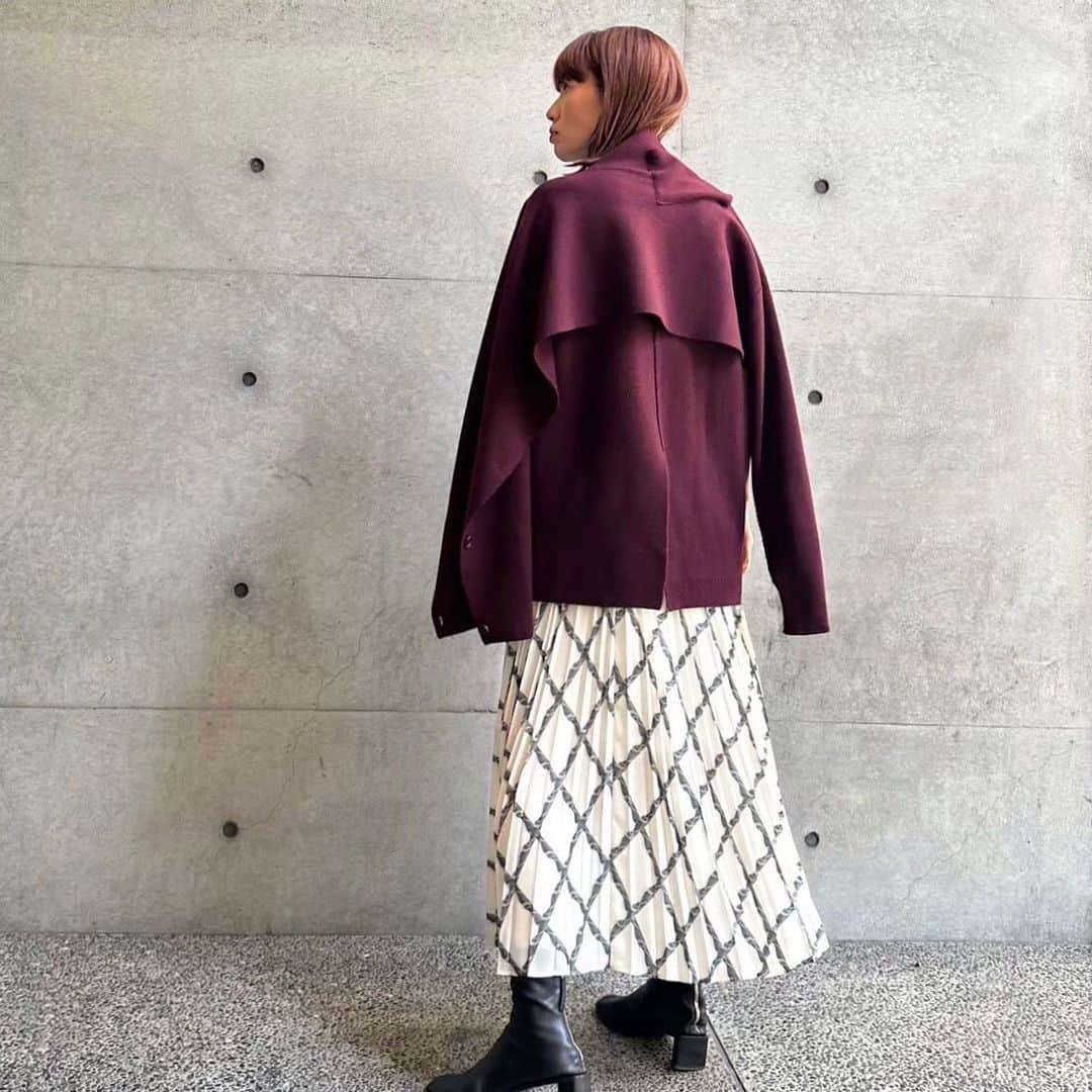 HANKYU.MODEさんのインスタグラム写真 - (HANKYU.MODEInstagram)「. LE CIEL BLEU 23AW COLLECTION At 3F MODE  「IRENE」より、23AW 新作アイテムをご紹介。 ボタンを外すとケープのように着用できるアシンメトリースリーブニットや、カラフルな色をミックスしたカットジャガードのニットトップスなど、初秋から活躍するアイテムがラインアップ。  Page1‐4 ニット　50,600円 スカート　52,800円※  Page5,6　トップス　30,800円  Page7,8  ニット　37,400円 パンツ　46,200円※  Page9　スカート　46,200円※  ※近日中に入荷予定。 詳細は売場までお問い合わせくださいませ。  #LECIELBLEU #ルシェルブルー #IRENE #アイレネ #hankyumode #阪急うめだ本店 #うめはん #ファッション  #ニット #ニットトップス #hankyumode23aw #23aw #新作」8月21日 12時00分 - hankyumode