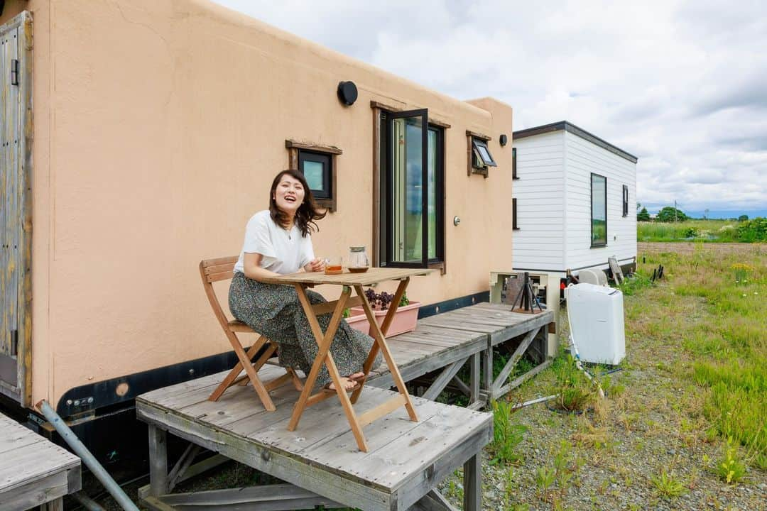 SUUMO公式アカウントさんのインスタグラム写真 - (SUUMO公式アカウントInstagram)「【旭川市の田園地帯🌾に、ポツンとタイニーハウス⁉😮🏠】  広さわずか８畳。入り口すぐのところにキッチンがあり、その奥が居間兼寝室。さらに奥にトイレとシャワールームが💡  都会の小さなワンルームとそれほど変わらない印象だけど、日中も氷点下の旭川で快適に暮らせるの❓☃  またタイニーハウス暮らしの楽しみや、実際に暮らしてみて感じる苦労とは⁉ そのリアルを伺いました😃🎤  取材協力／ 曽根優希さん　@tinyhouse.asahikawa 一般社団法人シンプルライフ協会  📷撮影／久保ヒデキ  🏘SUUMOジャーナルより https://suumo.jp/journal/2023/07/28/197285/ 🏘プロフィールはこちらから♪ @suumo_official  #タイニーハウス #tinyhouse #北海道 #旭川市 ＃SUUMO #SUUMOジャーナル #トレーラーハウス #コンテナハウス ＃ミニマリスト ＃ミニマリストの暮らし #シンプルな暮らし #SUUMO #SUUMOジャーナル #小屋 #シンプルライフ #シンプルライフに憧れる」8月17日 13時53分 - suumo_official