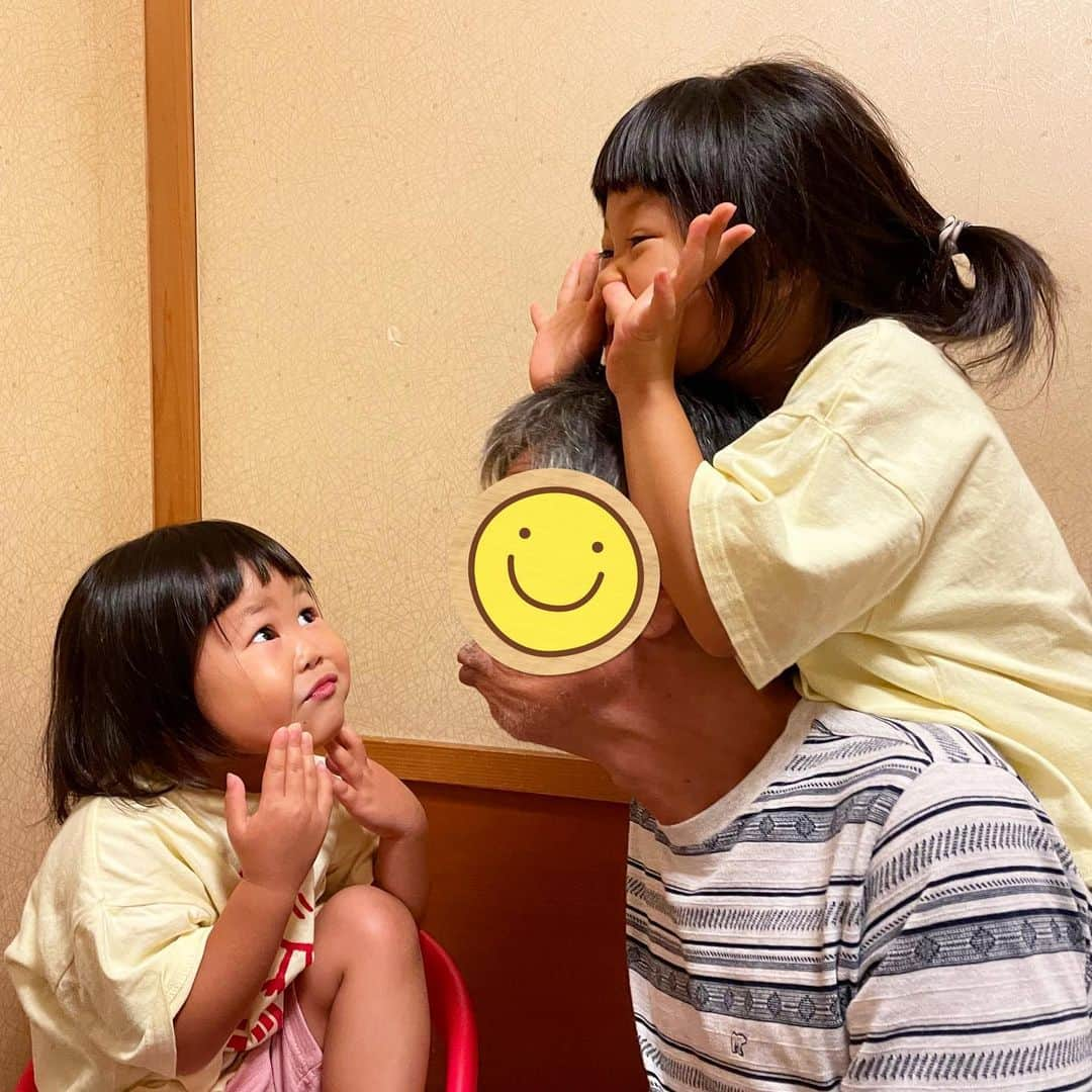 ぽるぽるちゃんさんのインスタグラム写真 - (ぽるぽるちゃんInstagram)「あっという間の日本一時帰国が終わってしまいました🥺 今はふたりともお利口に飛行機乗ってます🫥  じぃじばぁばともたくさん触れ合って幸せな帰国でした☺️✨ みゆもふわもたーくさんお友達にも視聴者さんにも会えたけどまだまだ全然時間が足りないくらい、、🥲 会ってくれたみなさん本当にありがとうございました！！！  アメリカ戻ったら次の日からお仕事なので一気に現実🫠 日本もお盆休みが終わる頃かな？ 頑張りましょう😭😭😭  #真顔 #思い出がいっぱい #個別の思い出もまた投稿しよ #日本に住みたい #オフ会楽し過ぎた #ぽる」8月17日 13時54分 - poruporuchan