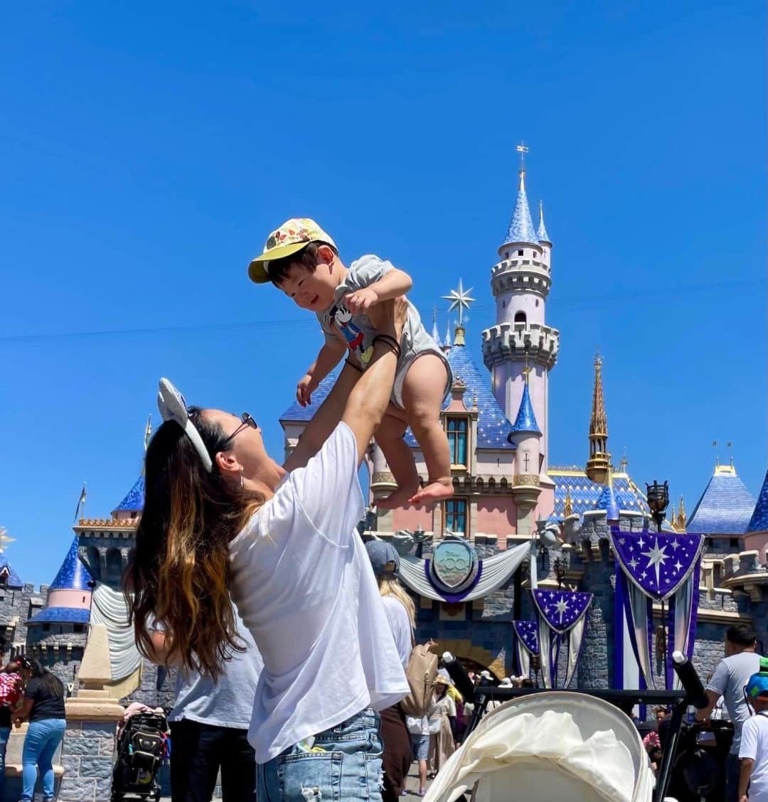 小野祐佳のインスタグラム：「We’re lucky to have our birthday month trip in the most happiest place on earth. Congratulation a century anniversary Disneyland! Huge thanks for making and dreaming us always. DREAM Dream big!   #disneyland #love」
