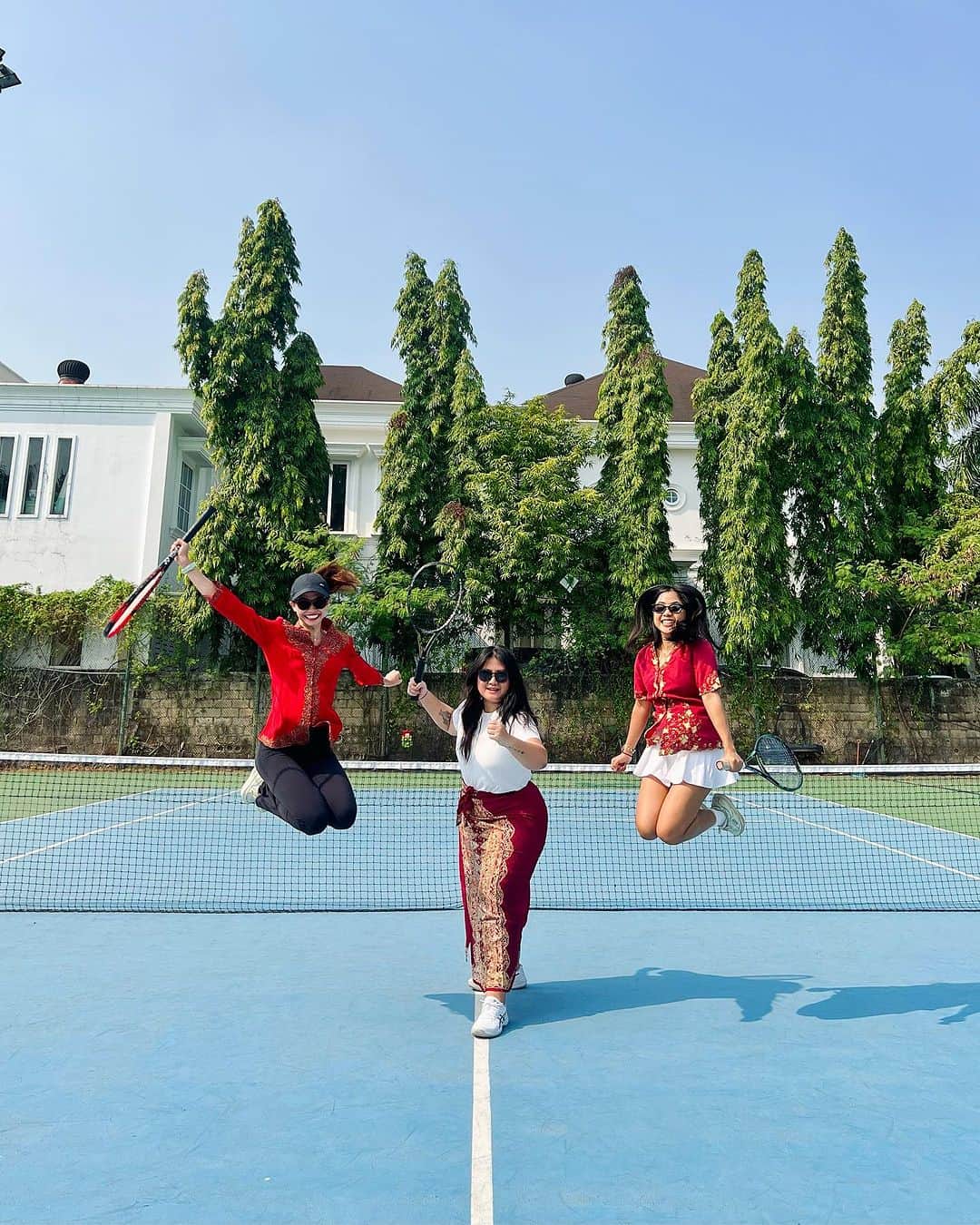 ユキ・カトウのインスタグラム：「#diaryukikato mengucapkan, Dirgahayu Republik Indonesia ❤️🤍  Di tahun ke78 ini semoga tambah mantap. cinta selaluuu padamu negrikuuu. semoga nilai-nilai pancasila bisa selalu diterapkan dalam kehidupan sehari-hari.  A? Miiiiiiiin ✨」