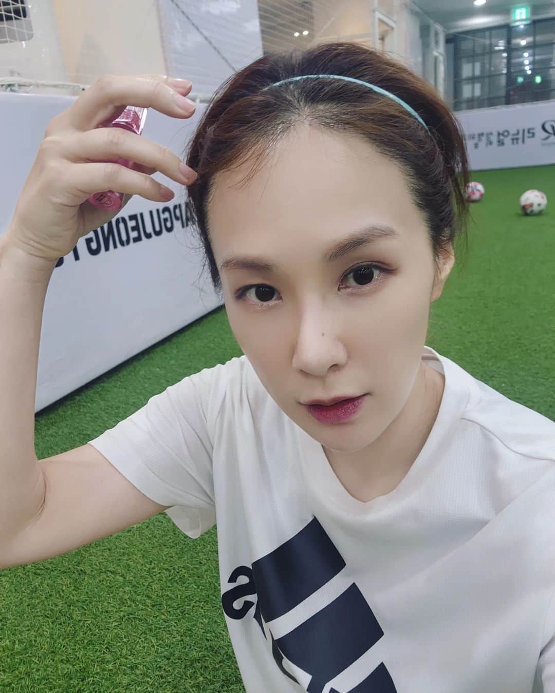 チェヨンのインスタグラム：「아이참.. 연습하러가야하는데.. ㅠ 이거이거.. 곤란하네 💦」