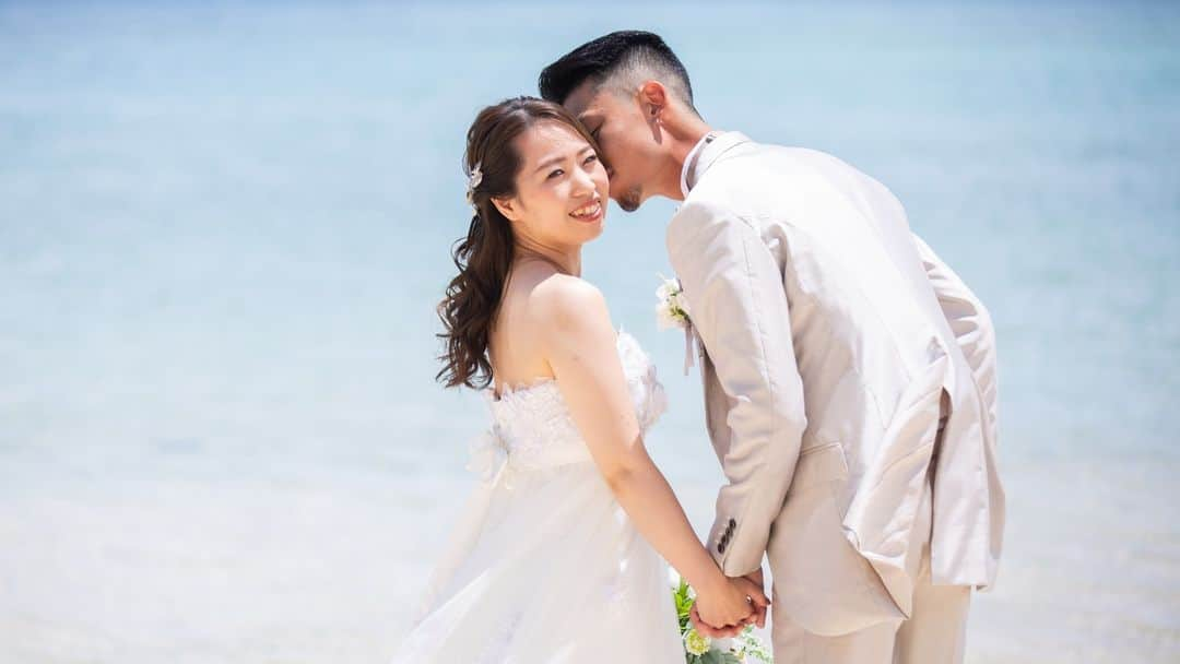 Watabe Weddingのインスタグラム：「So cute couple 😘  Tumon Beach Photo Photo : Chase / ideasphotography Hair & Make up : Yumi  #guam #wedding #weddingphotography #resortwedding #instapic #instagram #watabewedding #guamwedding #nofilter #picoftheday #love #2023 #2023bride #beachphotography  #2023夏婚 #ワタベウェディング #グアムウェディング #リゾートウェディング #海外挙式 #ウェディングアイテム #ウエディング #ウエディングドレス #プレ花嫁準備 #ウェディングヘア #おしゃれ花嫁 #ビーチフォトプラン」