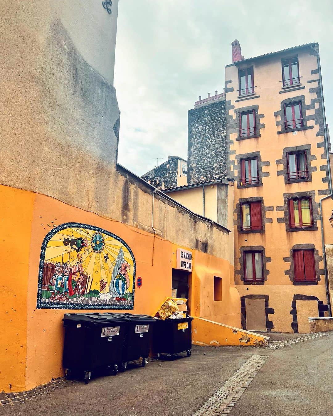 美波さんのインスタグラム写真 - (美波Instagram)「魅惑のClermont-Ferrand 🪺🍂🧙‍♀️✨」8月17日 14時07分 - minamimanim