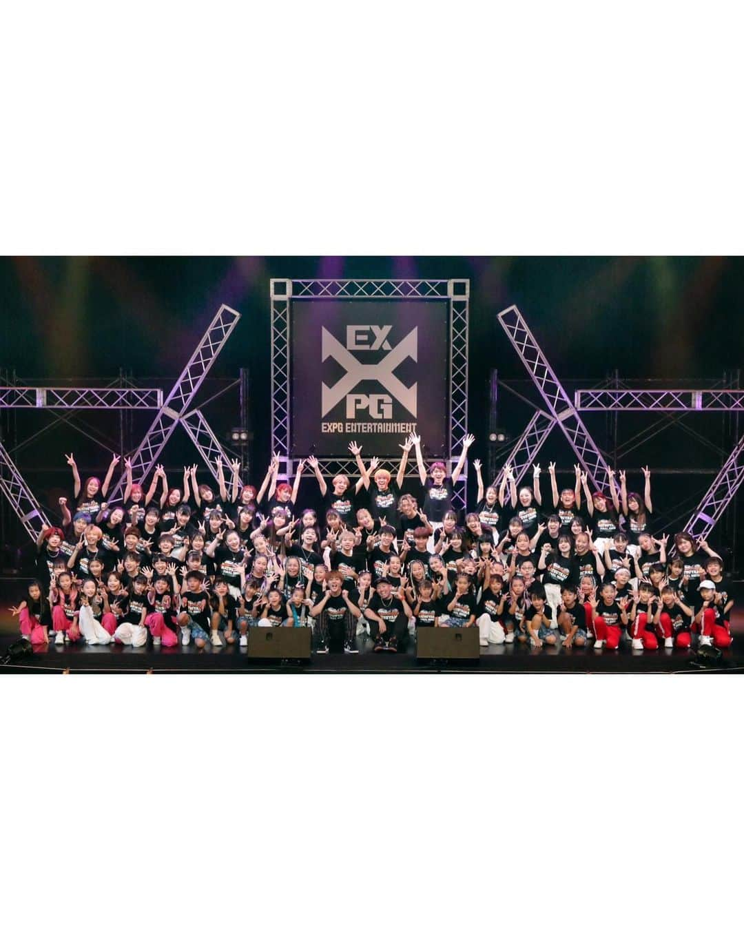 白濱亜嵐さんのインスタグラム写真 - (白濱亜嵐Instagram)「【EXPG STUDIO MATSUYAMA FINAL SHOW】 生徒の皆んなと最後のダンスを踊ってきました。  僕が初めて ダンス、歌、演技を学んだのも この世界に入るきっかけになった オーディションを受けたのも この松山校でした。  EXILEがやってるダンススタジオが 銀天街に出来たと当時、愛媛県民の中で 大きな話題になり 同級生とスクールの前に行っては こっそり覗いたり、チラシを手にしたり 中はどうなってるんだろうと想像を膨らまし一緒にたりして、 夢に溢れてとても眩しく見えていました。  何の取り柄もなかった僕も 勇気を出して足を踏み入れてからは 毎日レッスンに打ち込み 先生達や仲間と笑い合い、夢を語り、 希望に胸を躍ら今の僕を作り上げてくれたと心から感じます。  ショッピングモールで初めて人前で踊った 銀河鉄道999 あの時は振付を踊れてるのか踊れてないのかも分からないくらい必死でしたが、 この最後のステージでは 生徒皆んなの最高の表情を 見ながら踊る事ができて とても幸せでした！✨  そして、 僕の歴史と共に選んだ楽曲や 演出を見ていて、 あっ頑張ってきて本当に良かったと 感じました。  ありがとう松山校！！ 生徒の皆んなもまたいつかどこかで 一緒に踊ろう！  皆んなの夢が叶いますように...💫  一枚目📸 初めてのショッピングモールでのダンスの日に見に来てくれた弟と  二枚目📸 最後に大きな笑顔の生徒の皆んな  三枚目📸 一緒に汗を流した元松山校の皆と！」8月17日 14時13分 - alan_shirahama_official