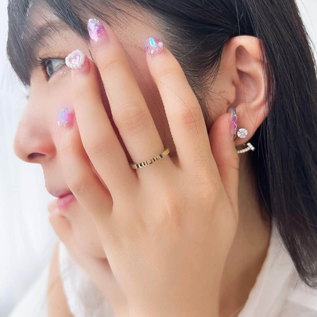 服部彩香のインスタグラム：「オーダーメイドのネームリングを 作成して頂きました✩.*˚ 2mm.5mm.8mm.10mm から太さを選べて私はシンプルに付けたかったので2mmをチョイス⭐️ 3Dモデルの画像を頂き、10日ほどであっという間に現物が届きました😆😆 管楽器トランペットやサックスフォン等に使われる金属でつくられたこちらのリングは 変色後も研磨剤等で磨けばまた もとの金色に戻るとのこと😌 使いやすくて単品でつけたり、 手持ちのリングと重ね付けしたり 毎日手元のオシャレを楽しんでます♪💍*。 . PR @septachrom #septachrom #ネームリング #オーダーメイドリング #オーダーメイドアクセサリー #アクセサリー通販」