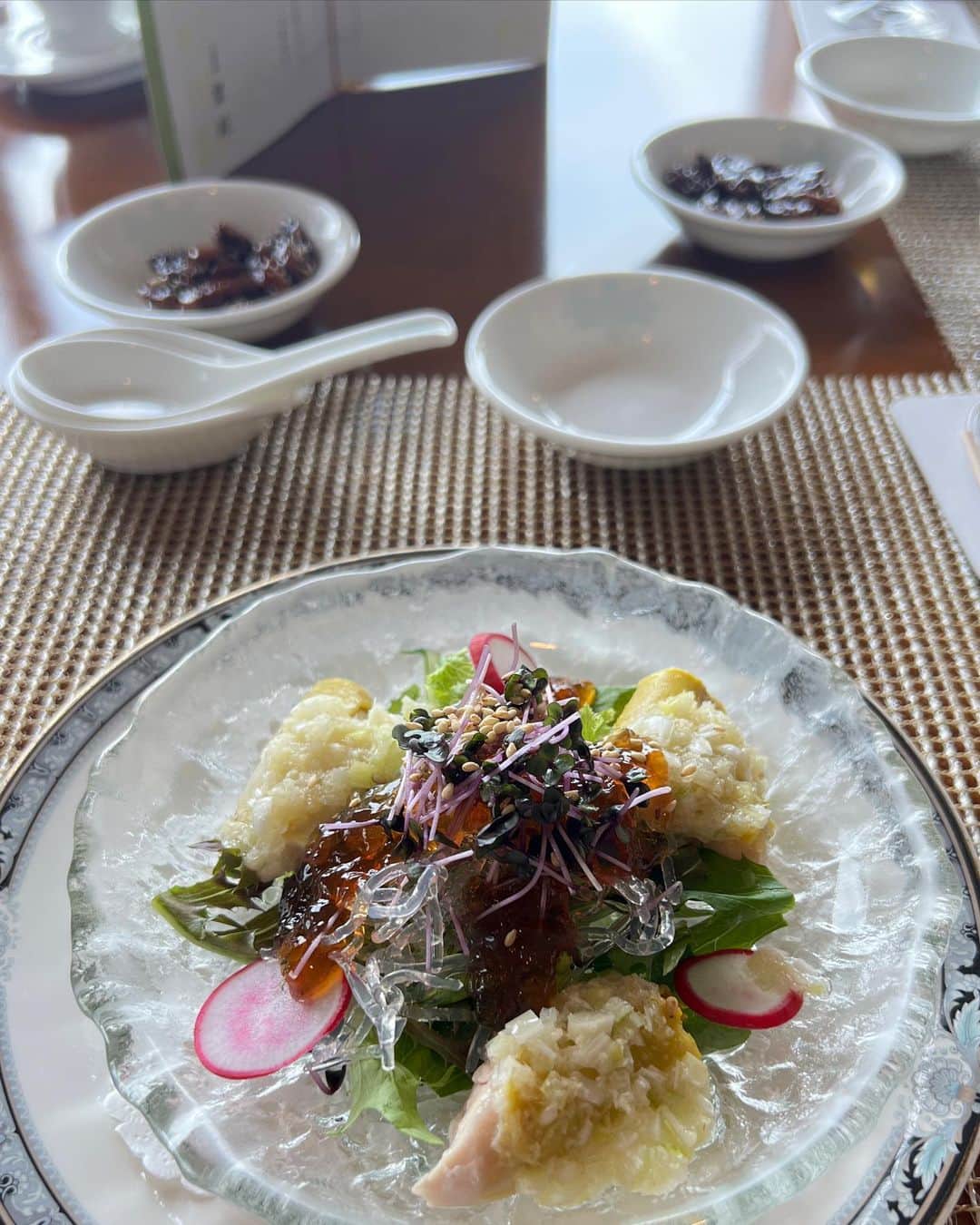 Sayuri（岸岡小百合）さんのインスタグラム写真 - (Sayuri（岸岡小百合）Instagram)「* 月1のご褒美ランチ🥂 with @nako_rougeh   久しぶりに横浜ロイヤルパークホテル68階にある「皇苑」さんで中華のコースをいただいてきました🥰 @yokohamaroyalparkhotel   68階というだけあって、眺めは抜群✨ 景色を眺めながら、食べる飲茶や鮑のオイスターソース煮、酢豚はとーっても美味しかったな♡  優しくて美しいお姉様に色々聞いていただきながら ゆったりとお食事🍽️ 日々バタバタしていますが、 とてもリフレッシュできました☺️☕️  皇苑には中華のアフタヌーンティーもあるので、 そちらも気になります🫖  息子をお迎えに行くまでの短時間だったので話し足りず、 次の日も息子とお散歩がてらお姉様と集合😆  恥ずかしそうにしていた息子もすぐに慣れて、 お姉様を見てはニヤニヤ😁 面食い疑惑です笑  #横浜 #yokohama #横浜ランチ #ランドマークタワー　 #中華ランチ #皇苑」8月17日 14時27分 - sayuuringo