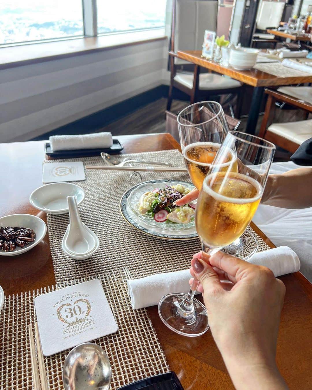 Sayuri（岸岡小百合）さんのインスタグラム写真 - (Sayuri（岸岡小百合）Instagram)「* 月1のご褒美ランチ🥂 with @nako_rougeh   久しぶりに横浜ロイヤルパークホテル68階にある「皇苑」さんで中華のコースをいただいてきました🥰 @yokohamaroyalparkhotel   68階というだけあって、眺めは抜群✨ 景色を眺めながら、食べる飲茶や鮑のオイスターソース煮、酢豚はとーっても美味しかったな♡  優しくて美しいお姉様に色々聞いていただきながら ゆったりとお食事🍽️ 日々バタバタしていますが、 とてもリフレッシュできました☺️☕️  皇苑には中華のアフタヌーンティーもあるので、 そちらも気になります🫖  息子をお迎えに行くまでの短時間だったので話し足りず、 次の日も息子とお散歩がてらお姉様と集合😆  恥ずかしそうにしていた息子もすぐに慣れて、 お姉様を見てはニヤニヤ😁 面食い疑惑です笑  #横浜 #yokohama #横浜ランチ #ランドマークタワー　 #中華ランチ #皇苑」8月17日 14時27分 - sayuuringo