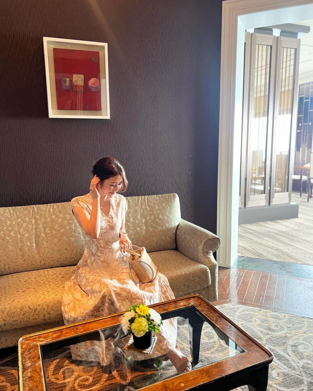 のインスタグラム：「* 月1のご褒美ランチ🥂 with @nako_rougeh   久しぶりに横浜ロイヤルパークホテル68階にある「皇苑」さんで中華のコースをいただいてきました🥰 @yokohamaroyalparkhotel   68階というだけあって、眺めは抜群✨ 景色を眺めながら、食べる飲茶や鮑のオイスターソース煮、酢豚はとーっても美味しかったな♡  優しくて美しいお姉様に色々聞いていただきながら ゆったりとお食事🍽️ 日々バタバタしていますが、 とてもリフレッシュできました☺️☕️  皇苑には中華のアフタヌーンティーもあるので、 そちらも気になります🫖  息子をお迎えに行くまでの短時間だったので話し足りず、 次の日も息子とお散歩がてらお姉様と集合😆  恥ずかしそうにしていた息子もすぐに慣れて、 お姉様を見てはニヤニヤ😁 面食い疑惑です笑  #横浜 #yokohama #横浜ランチ #ランドマークタワー　 #中華ランチ #皇苑」