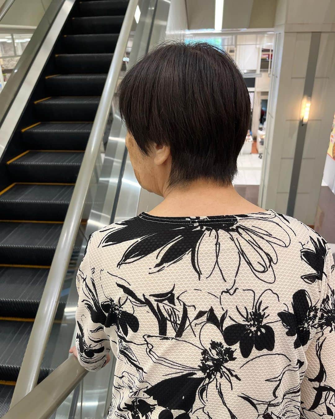 やまだひさしのインスタグラム：「ミッション3 誕生日前に若返りw 髪染め完了！ いくつになっても嬉しいのね。 #やまだひさし #母 #感謝祭」