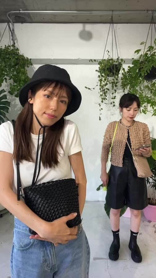 若槻千夏のインスタグラム：「本日新作です‼︎  ✔︎キルトハット（紐取り外し可能） →5%OFF ✔︎ポップコーン2wayトップス ✔︎エコレザーBAG  今の季節から使える アイテムです‼︎」