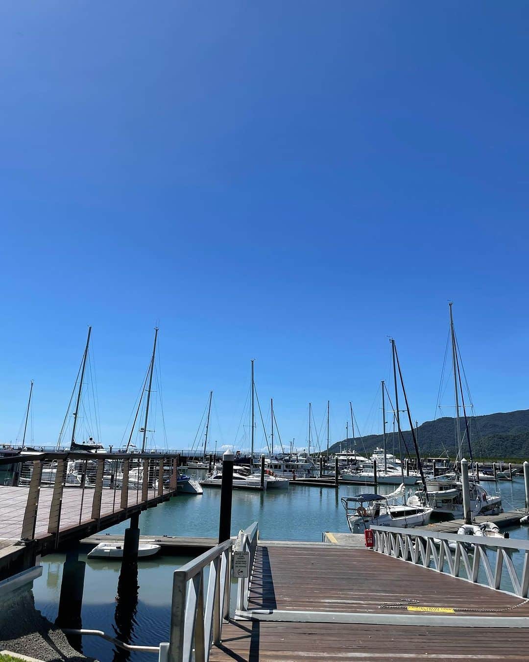 白木夏子さんのインスタグラム写真 - (白木夏子Instagram)「冬…のはずなのに暑いケアンズ🌞最高気温27度、日本よりは涼しいけど！半袖短パンじゃないと暑すぎて日中外歩けない。ジェラートが果実感たっぷりで美味しい。  #cairns #ケアンズ #australia #traveladdict」8月17日 14時40分 - natsukoshiraki
