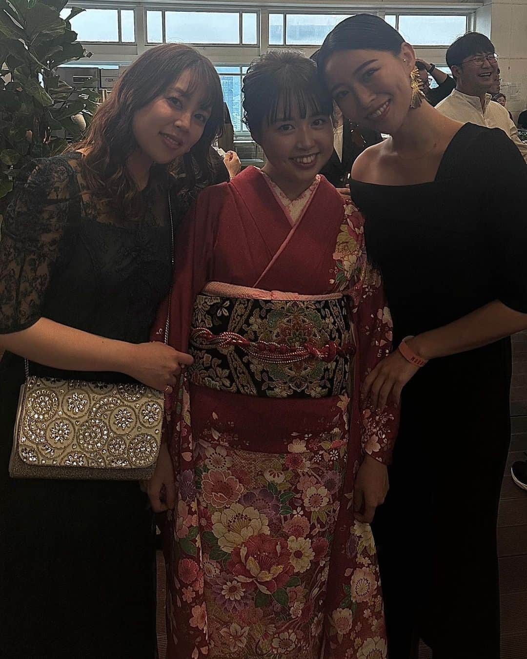 山本梓衣菜さんのインスタグラム写真 - (山本梓衣菜Instagram)「..  ちひろの結婚式👰🏻‍♀️🇰🇷🤍  2歳くらい？ほんとーにむかしから変わらぬ笑顔と笑い方がだいすき😂💞  まりや(妹)や小さい頃からの友達やママたちにも会えて嬉しかった〜🥹🤍  日韓結婚式初めて行ったのだけど、 日本の結婚式と違うところも多くてびっくり！ 両家のママが一番最初にお互いの国の服を着て手を繋いで出てきたのが可愛くて印象的だった👘🇰🇷  写真スペースではちひろは1時間くらい座り、厳しめのヘアメイクさんに直されながら撮影w ゲストのこともしっかり直してくれます😂🤣  ちひろと日本では中々会えていなかったけど 最近は韓国で会えるようになって嬉しっ☺️ 異国の地で大変なことも多いはずなのに逞しいちひろは流石でした😂👏❤️‍🔥  ほんとうにおめでとう🥹💞 오빠とずっと仲良く幸せに暮らしてね〜💍✨ ほんとうにかわいかったー😙🤍  またすぐにね〜☺️🫶🏻🇰🇷  #wedding #日韓夫婦 #🤍」8月17日 14時46分 - shiina_yamamoto