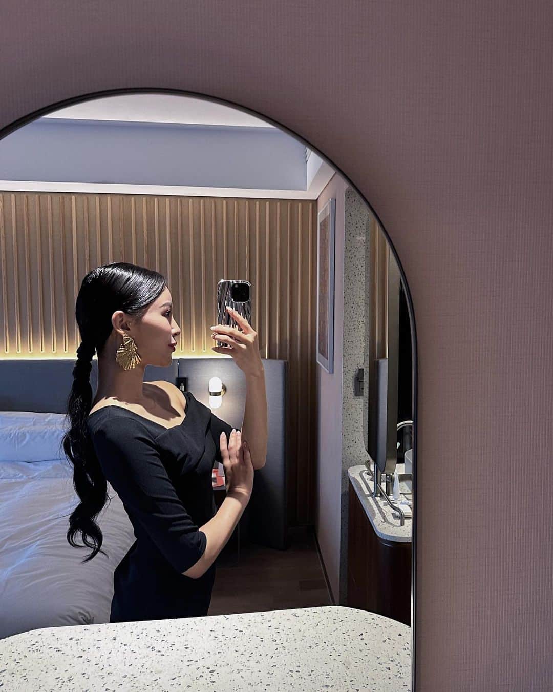 山本梓衣菜のインスタグラム：「..  ちひろの結婚式👰🏻‍♀️🇰🇷🤍  2歳くらい？ほんとーにむかしから変わらぬ笑顔と笑い方がだいすき😂💞  まりや(妹)や小さい頃からの友達やママたちにも会えて嬉しかった〜🥹🤍  日韓結婚式初めて行ったのだけど、 日本の結婚式と違うところも多くてびっくり！ 両家のママが一番最初にお互いの国の服を着て手を繋いで出てきたのが可愛くて印象的だった👘🇰🇷  写真スペースではちひろは1時間くらい座り、厳しめのヘアメイクさんに直されながら撮影w ゲストのこともしっかり直してくれます😂🤣  ちひろと日本では中々会えていなかったけど 最近は韓国で会えるようになって嬉しっ☺️ 異国の地で大変なことも多いはずなのに逞しいちひろは流石でした😂👏❤️‍🔥  ほんとうにおめでとう🥹💞 오빠とずっと仲良く幸せに暮らしてね〜💍✨ ほんとうにかわいかったー😙🤍  またすぐにね〜☺️🫶🏻🇰🇷  #wedding #日韓夫婦 #🤍」
