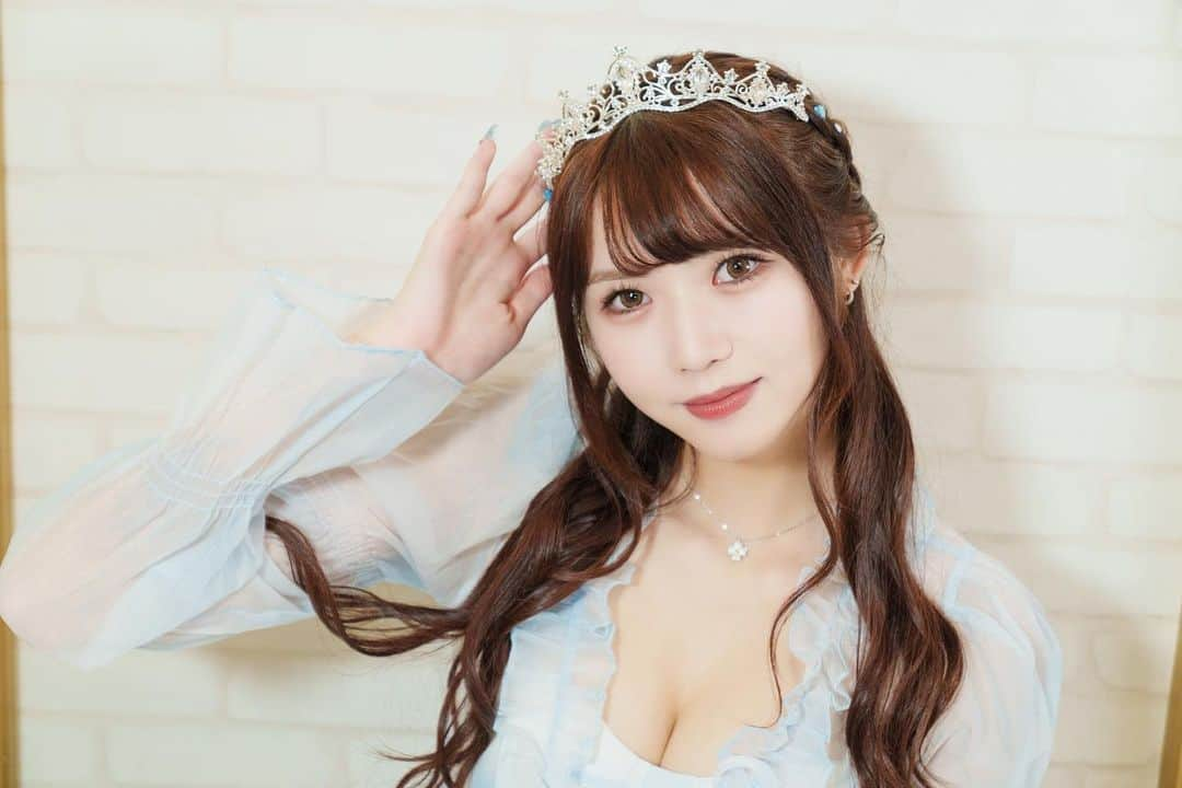 月愛きららのインスタグラム：「緑川希星、20歳のお誕生日になりました✨  ままのおなかから生まれてもう20年もたつと思うと大人になったな~とおもいます。  これからもみんなに沢山愛される素敵なお姉さんになりたいと思います。  20歳のきららは最強だよー⸒⸒⸜( ˶'ᵕ'˶)⸝  #はたち #03 #アイドル」