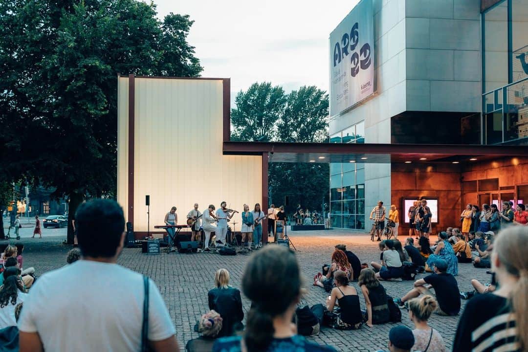 フィンランド政府観光局さんのインスタグラム写真 - (フィンランド政府観光局Instagram)「今日はヘルシンキのナイト・オブ・ザ・アーツ。何百ものイベントが開催されます。公園、クラブ、お店、通り、美術館などなど、いたるところでアートやイベントが楽しめます。 詳しくは👉 https://helsinkifestival.fi/en/event/night-of-the-arts/  📸Pietari Purovaara, Petri Anttila @taiteidenyo #VisitFinland #taiteidenyö #juhlaviikot #helsinkifestival」8月17日 14時53分 - visitfinlandjapan